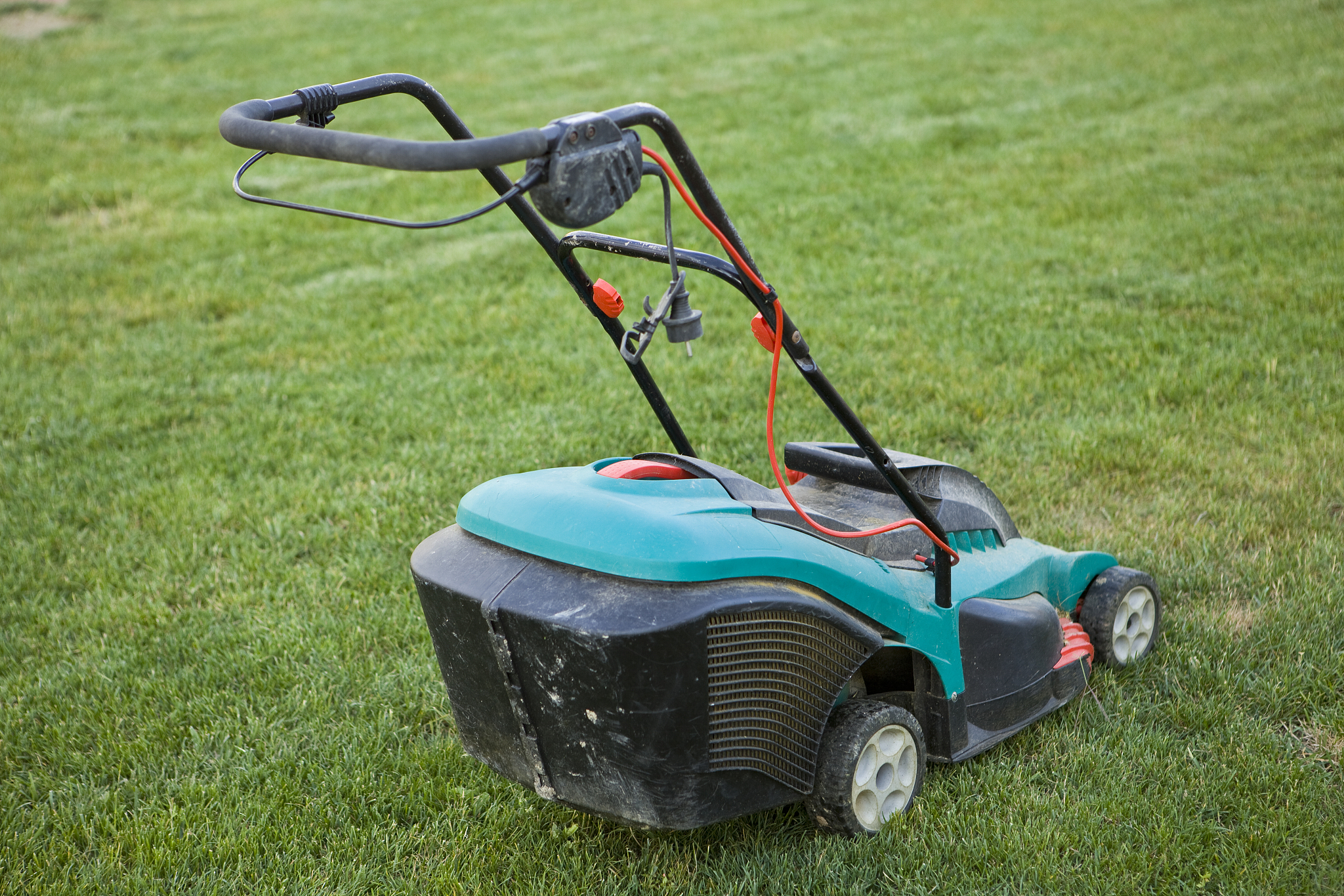 请向我介绍TORO JOHN DEERE JACOBSENBARONESS这四个品牌的割草机的特点和区别并介绍我应该如何选择合适的割草机刀片？