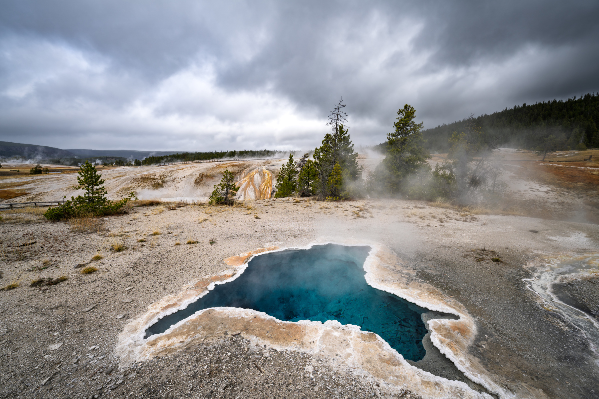 改写以下内容使其更加精炼：例如在1872年黄石公园建立后公园倡导者纳撒尼尔·兰福德凭借一腔热血担负起了黄石公园园长的重任。然而在其为期五年的园长生涯中由于没有任何的报酬他要从事银行查账员的全职工作任职期间实际只去过公园两次。偌大的黄石公园只由他一人管理其结果可想而知。直到1878年国会才开始拨款1万美元用于保护、保存和改进黄石国家公园。以说在缺乏国会财政支持的情况下国家公园的管理力量始终难以建立起