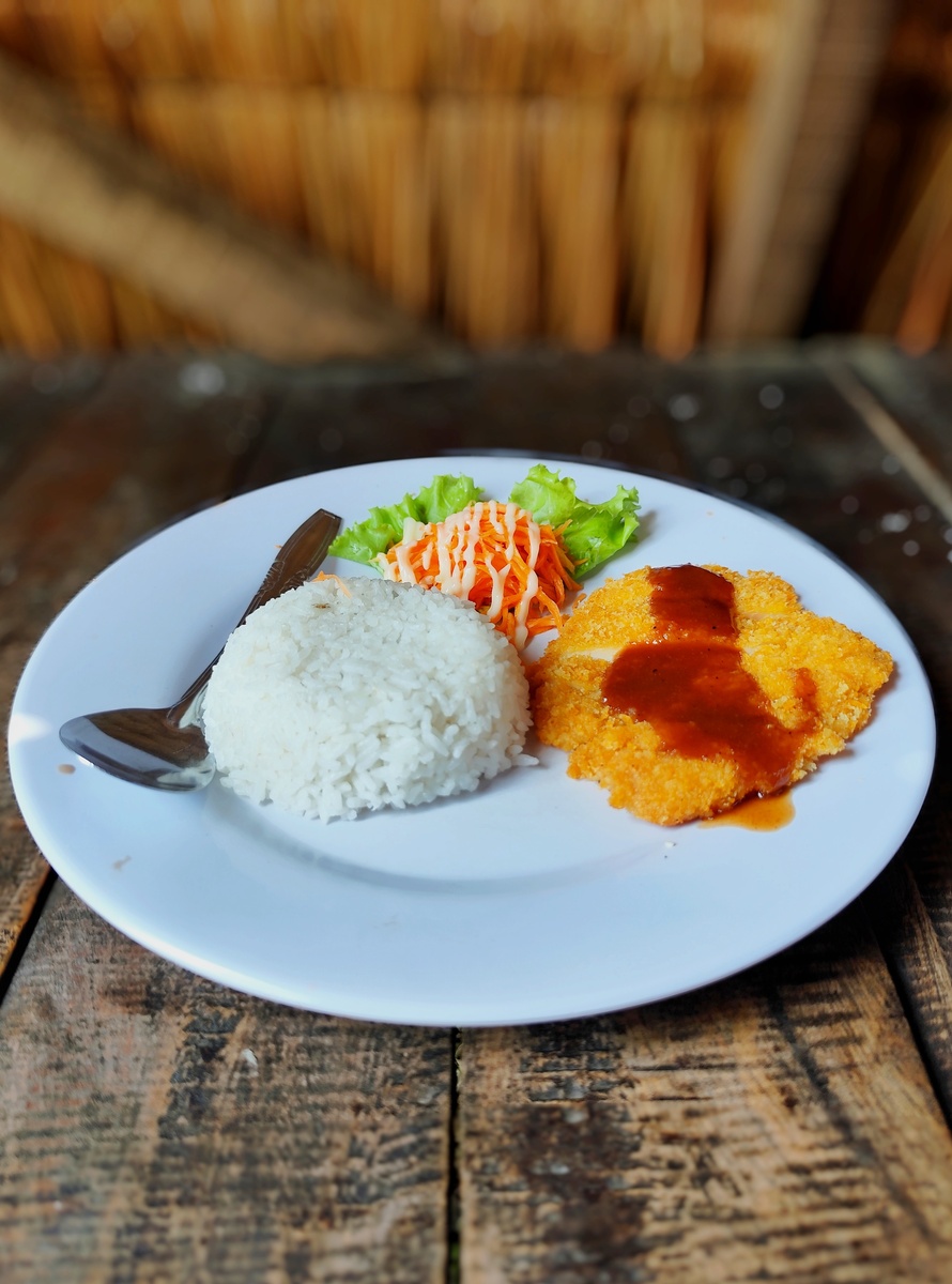 咖喱香煎鸡扒饭：鲜嫩鸡胸肉，搭配香浓咖喱，美味享受！