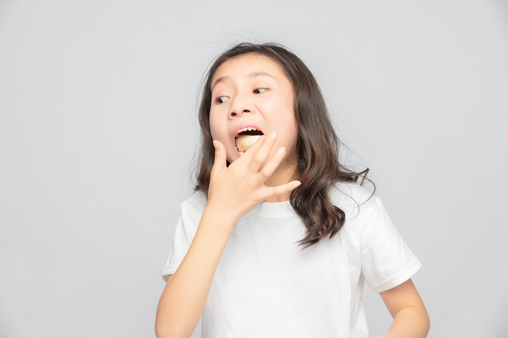 灰色背景里的亚洲小学女生