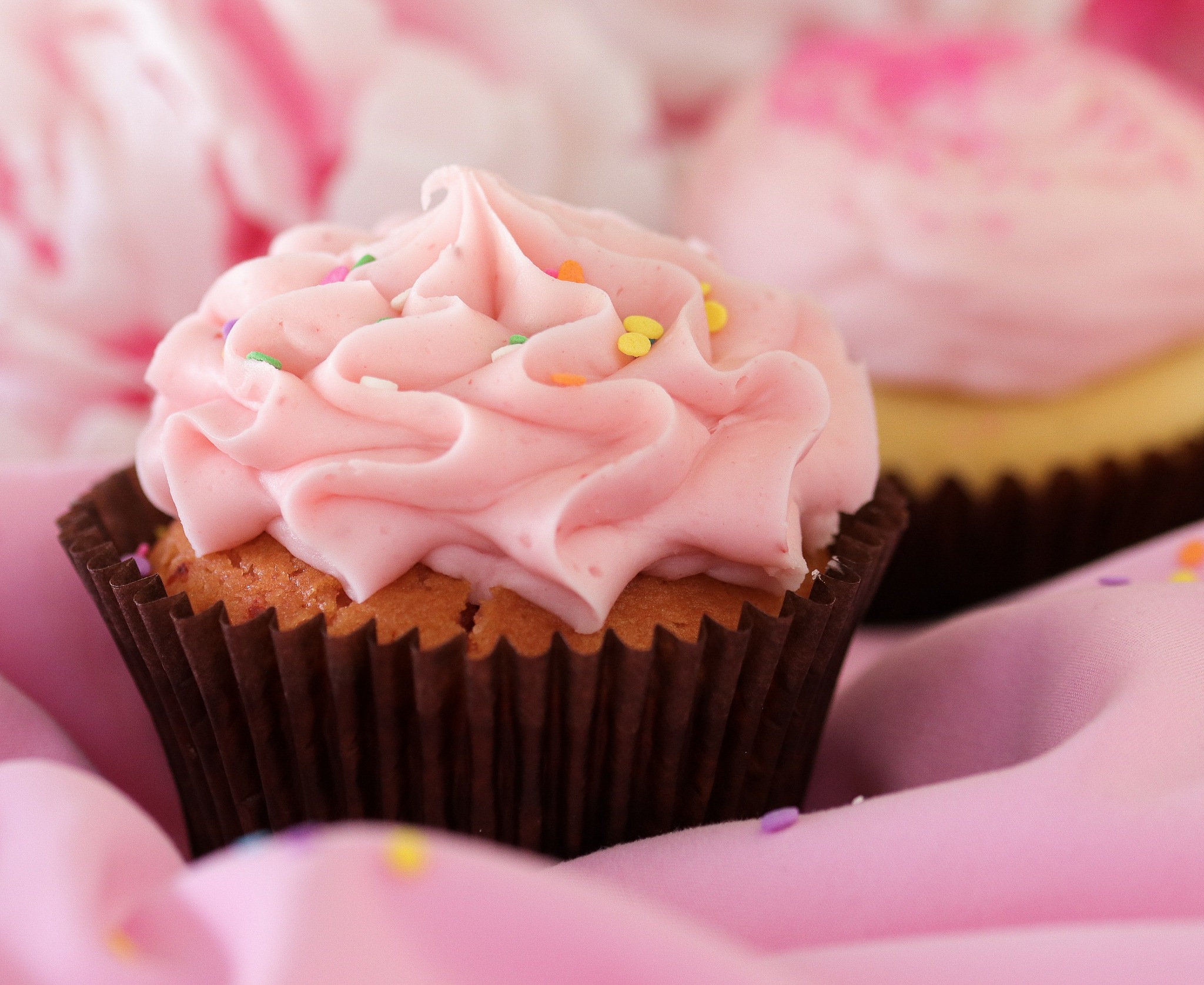 粉色小蛋糕制作教程：简单易学，美味可口