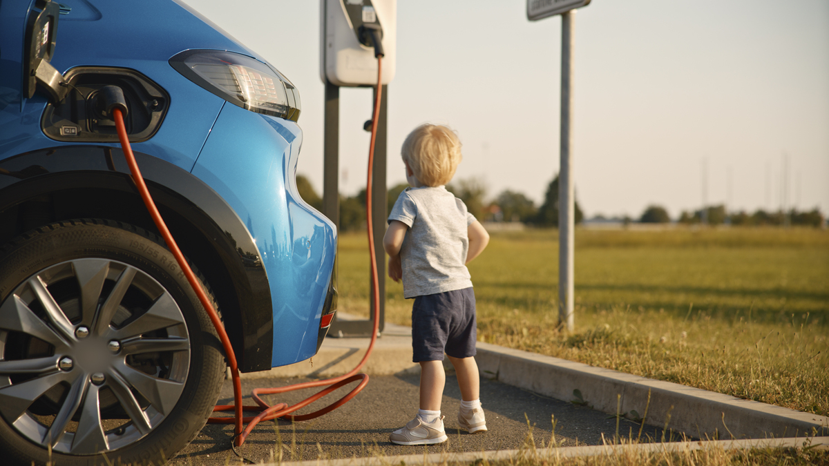 新能源汽车技术与发展研究：挑战、机遇与未来趋势