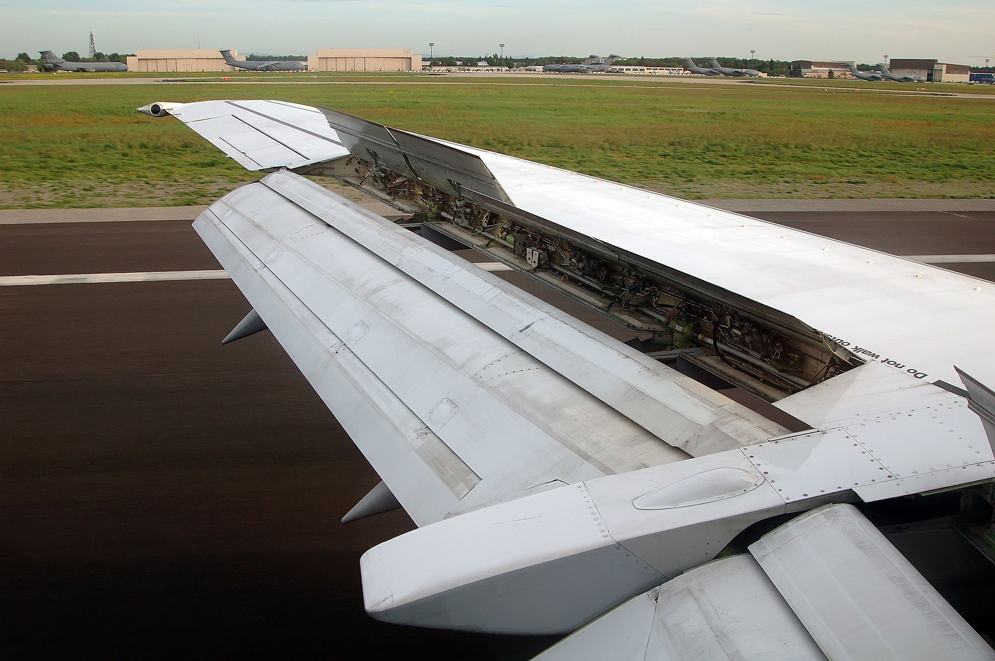 飞机接地后释放扰流板的作用是减小升力和增加阻力吗