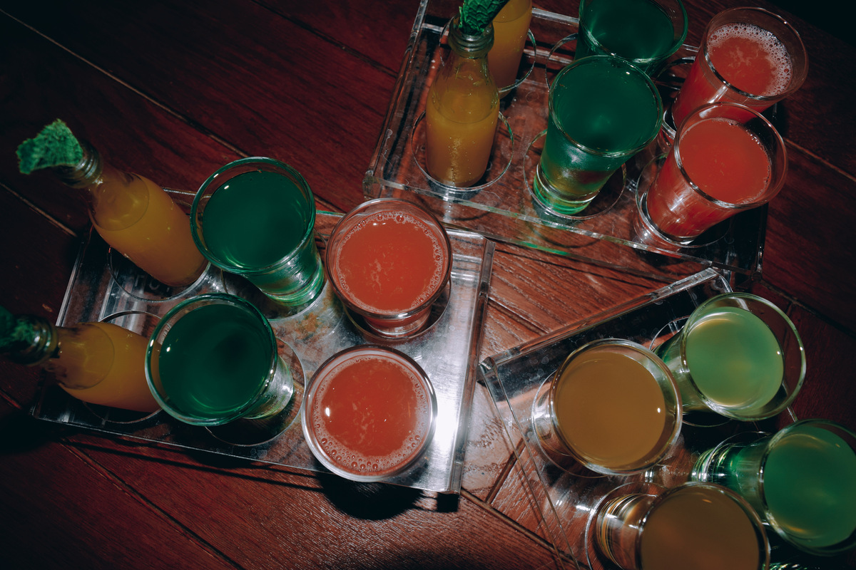 老紫邀老绿喝老白干，老绿拒绝：老青店关了！