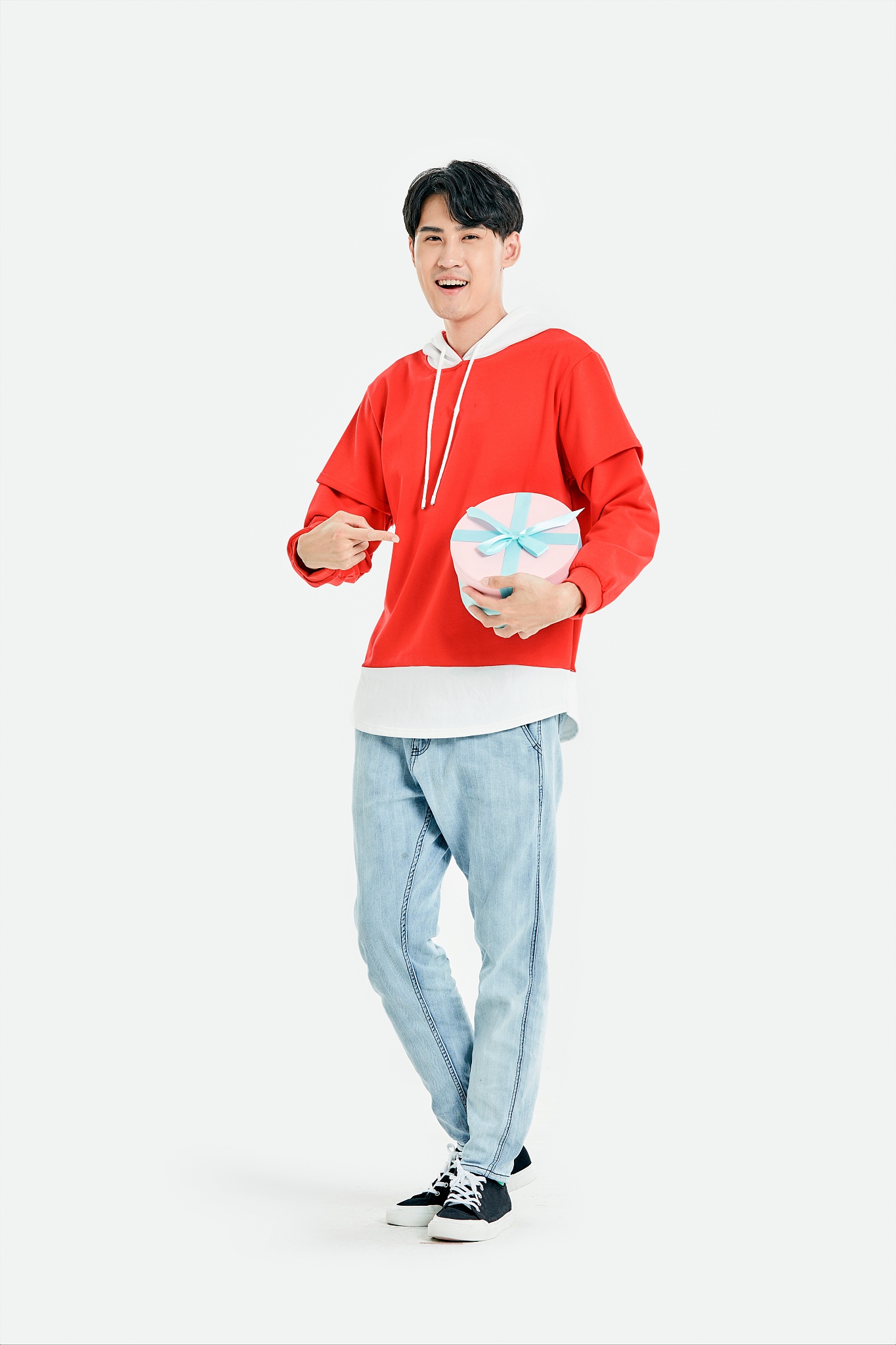 穿红色衣服的年轻男生手拿礼盒