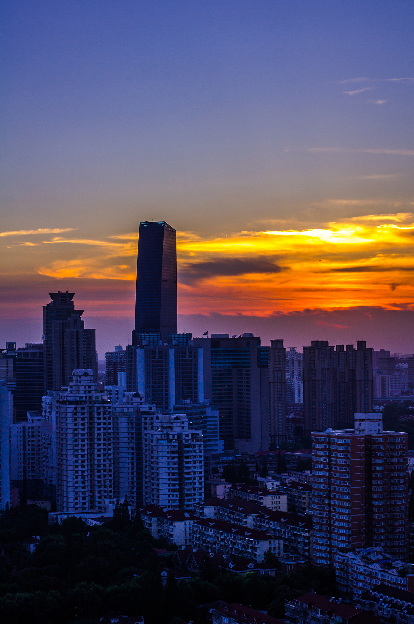 帮我写一段关于黄昏摄影拍下的城市照片唯美描述