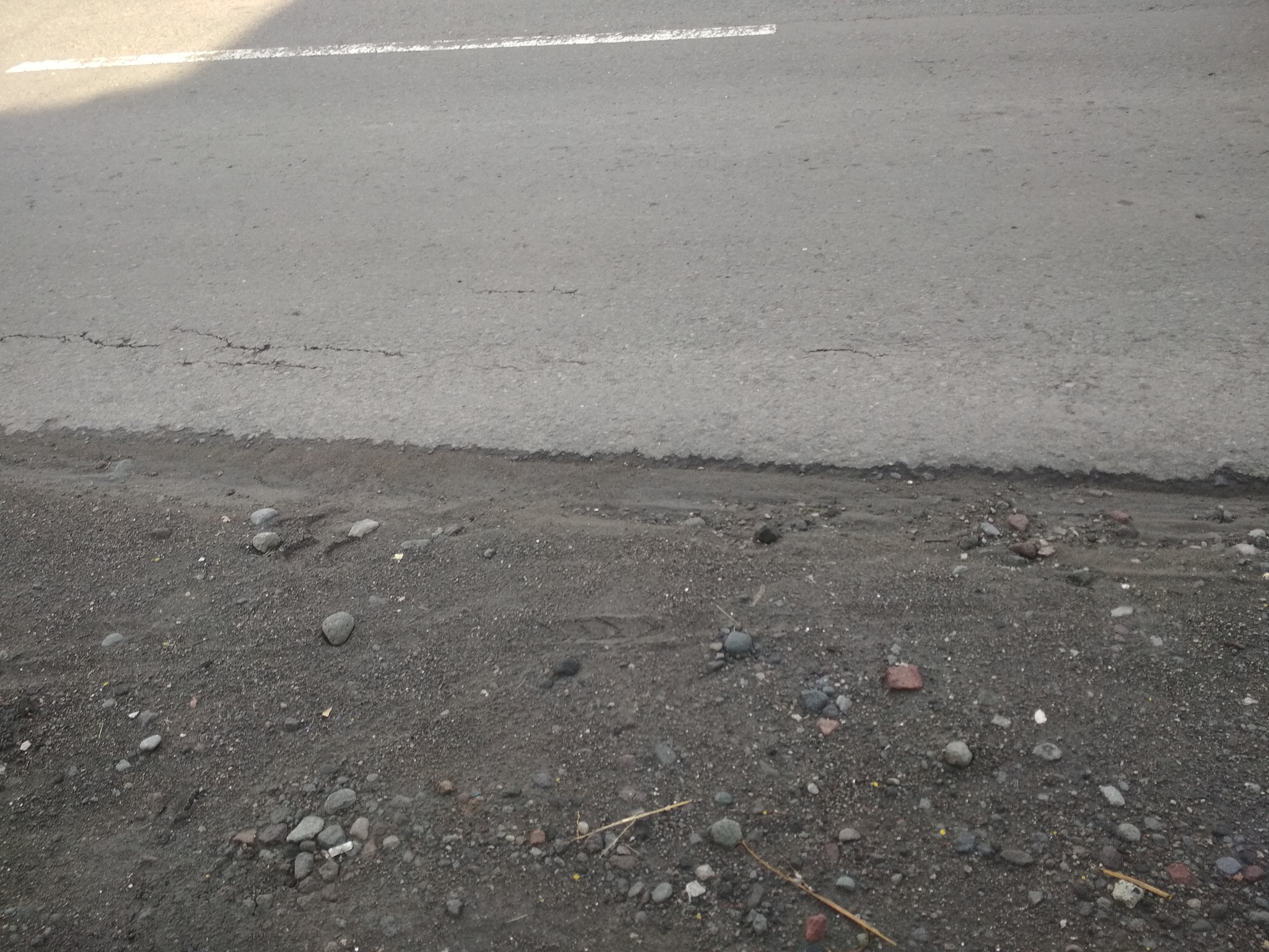 请对土木工程专业论文《 黄石道路桥梁施工中混凝土裂缝的成因及应对分析》的22湿度变化引起的裂缝进行写作 保证其内容合理性不要乱写：