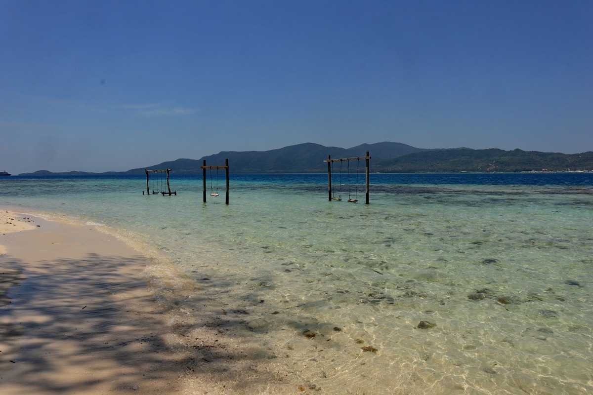 宁静的碧蓝海水之上,一座木制码头伸向远方,夏日的下,
