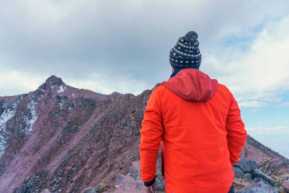 父亲回应16岁女儿众筹登珠峰，根据这个话题写一篇文章