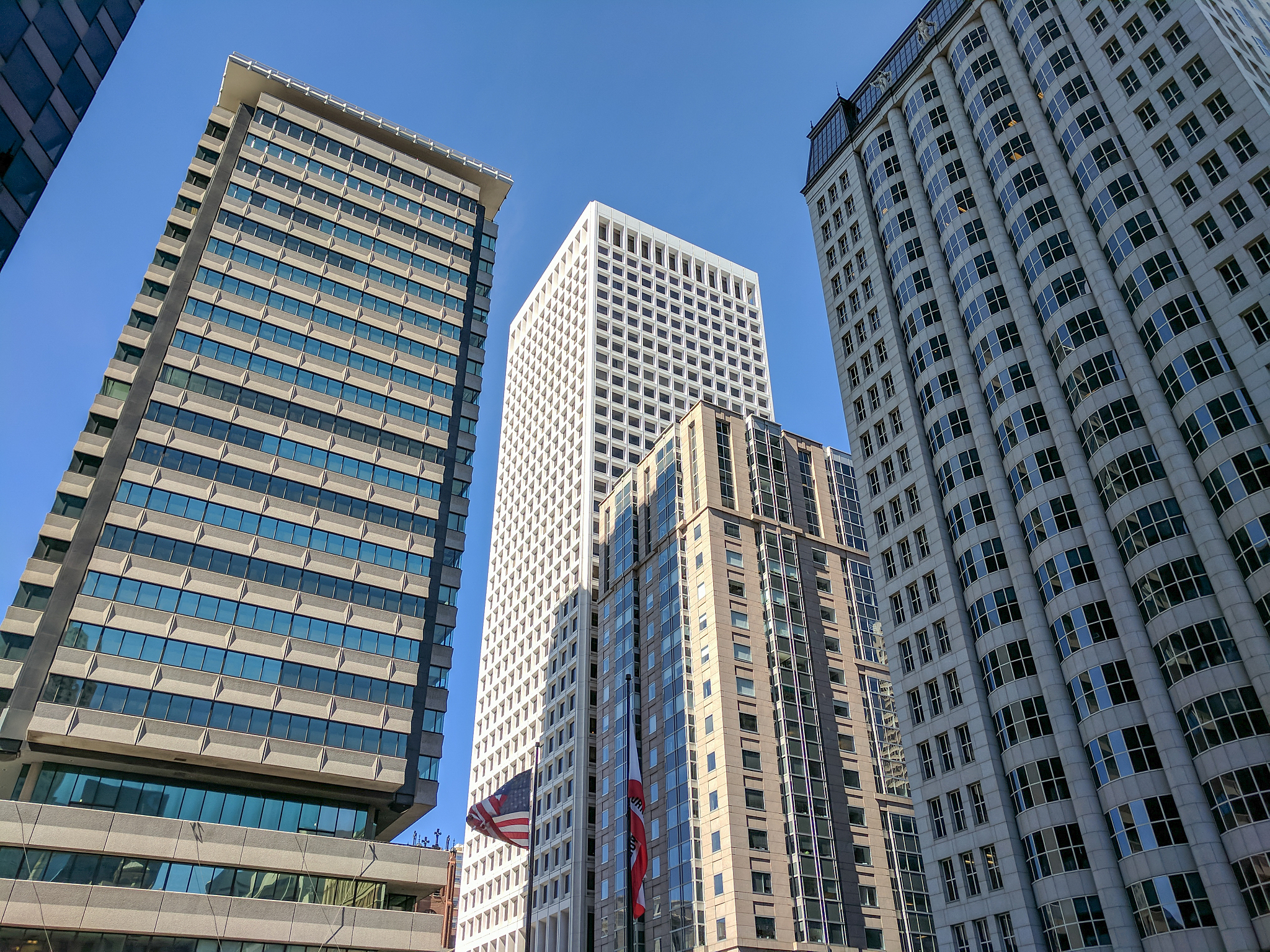 用鲜明的故事主题深入讲述律师如何参与昆明市六个春城建设工作。字数1000