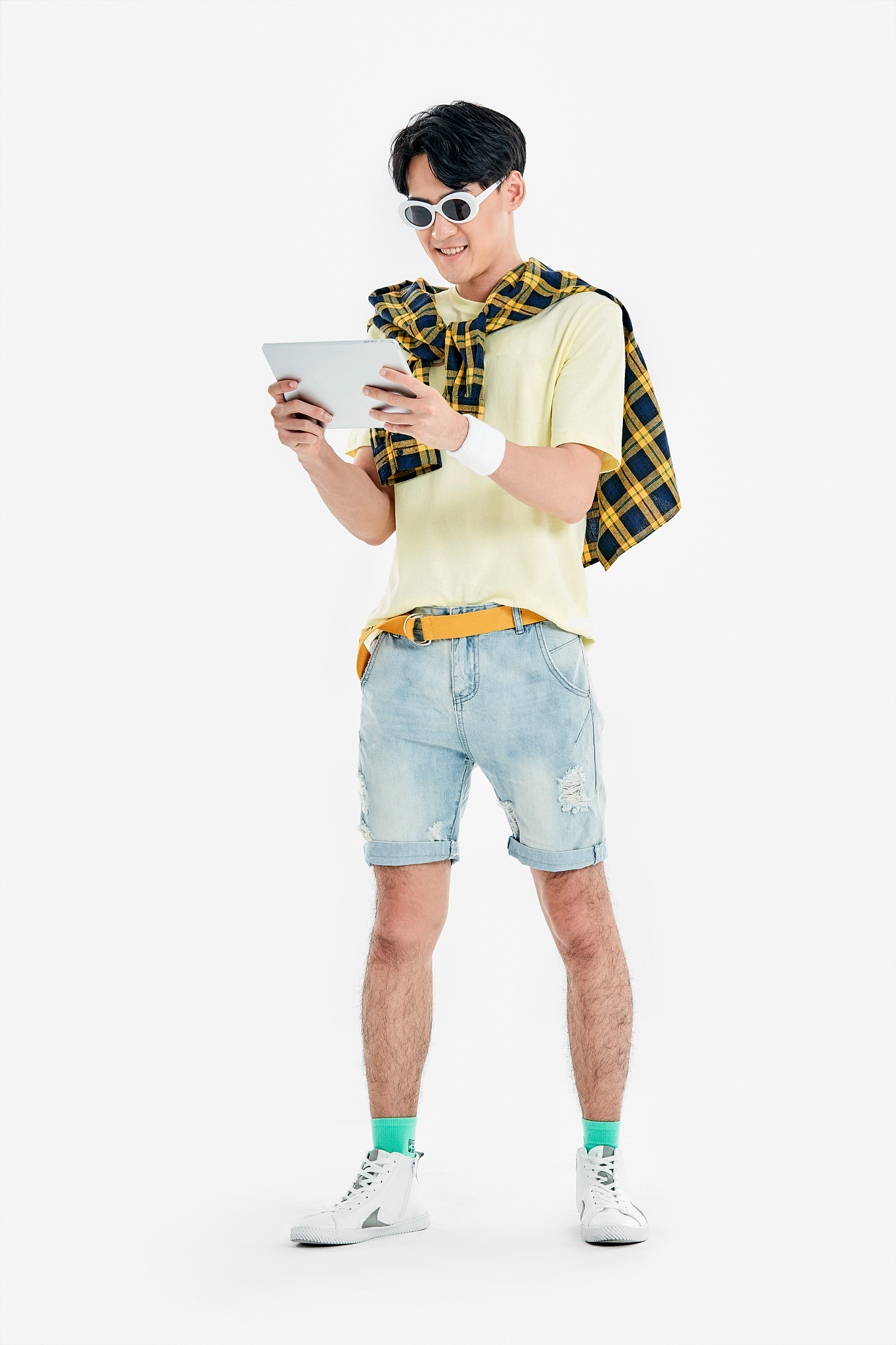 手拿平板电脑的年轻男生