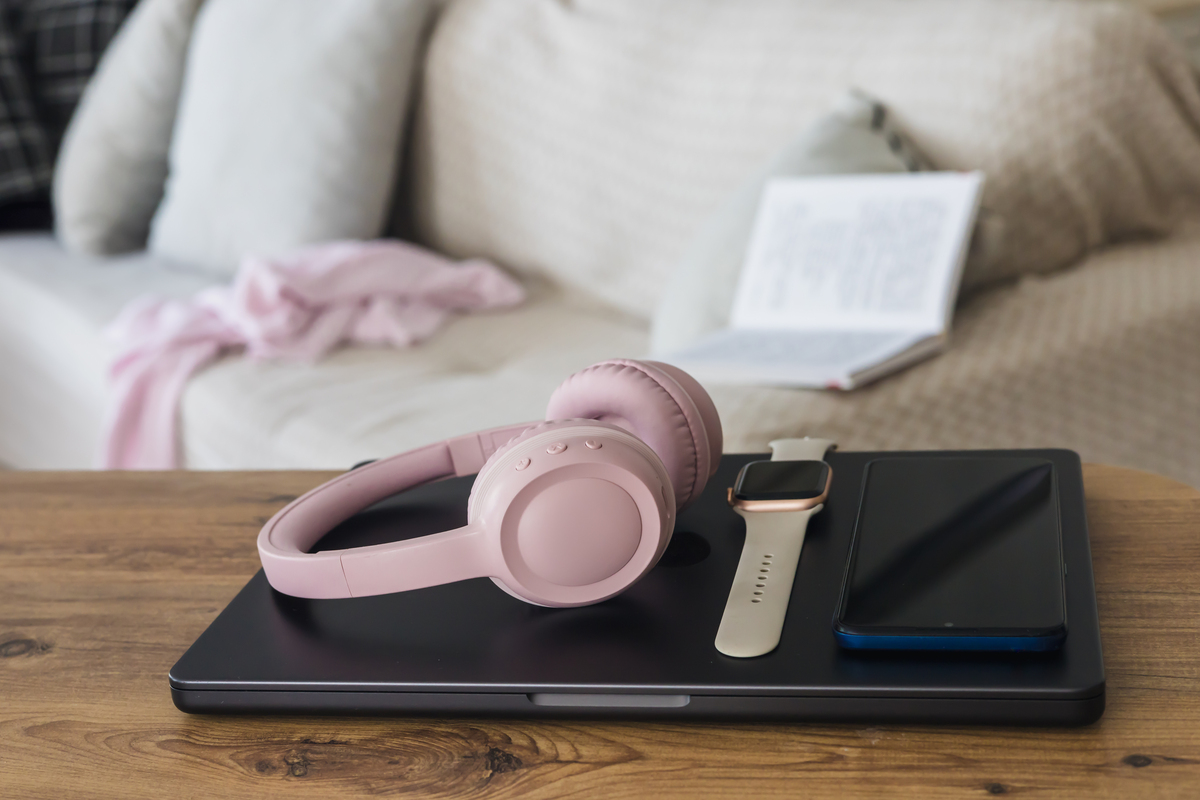 什么蓝牙耳机品牌名字好听歌打电话音质声音好信号好时间长坐着手机放牛仔裤口袋能听见有声音不能卡手机放牛仔裤口袋听着蓝牙就断了卡了停了然后又连上能听到就是说不要有这种情况现象