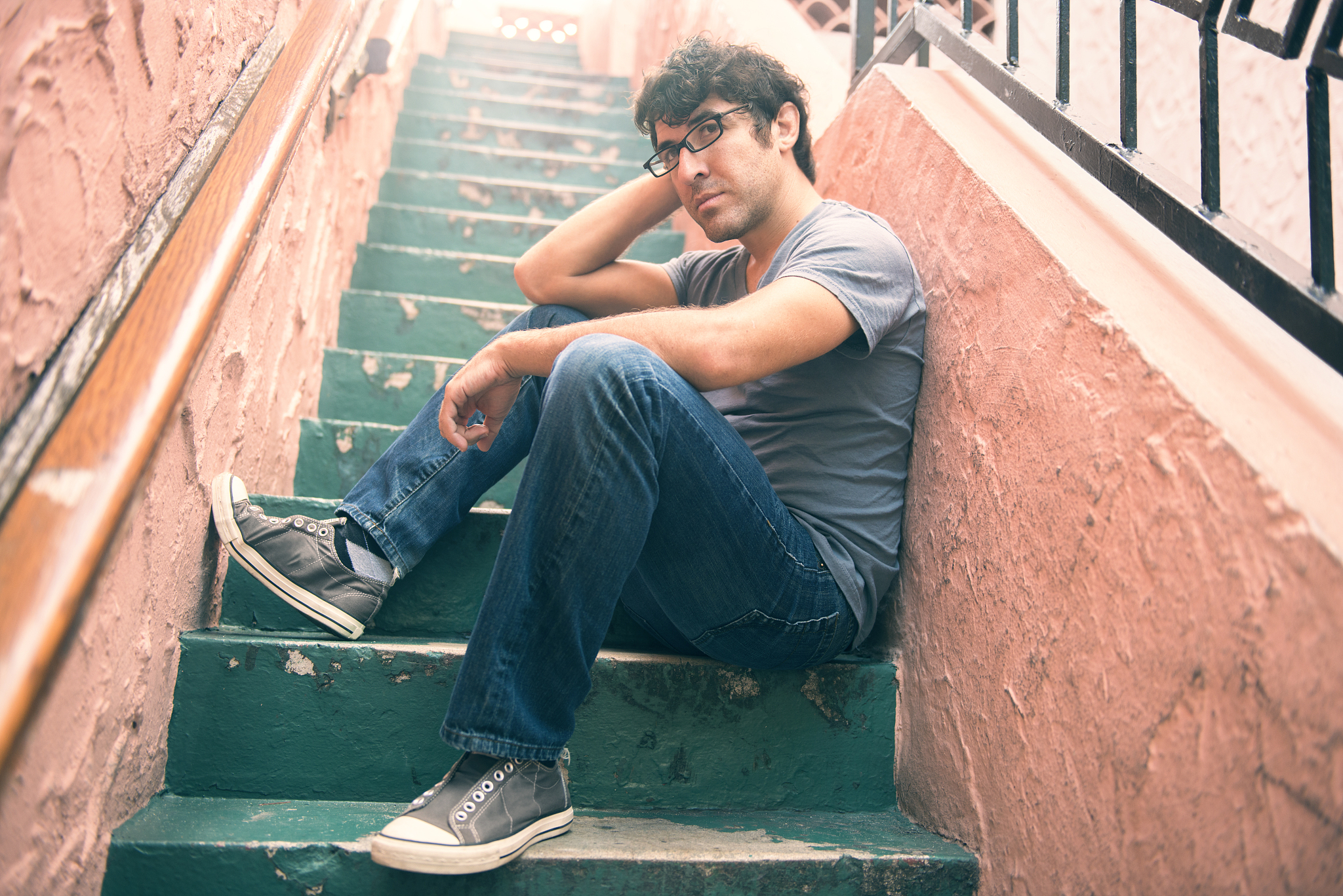 从爱岗敬业的角度结合无人机装调检修工的工作内容出两道单选题并给出答案和解析