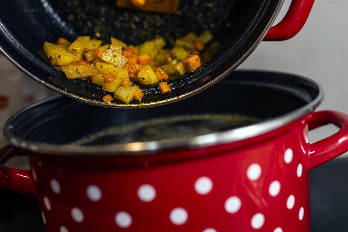 电压力锅可以用啤酒炖菜吗？ - 提升美味的烹饪技巧