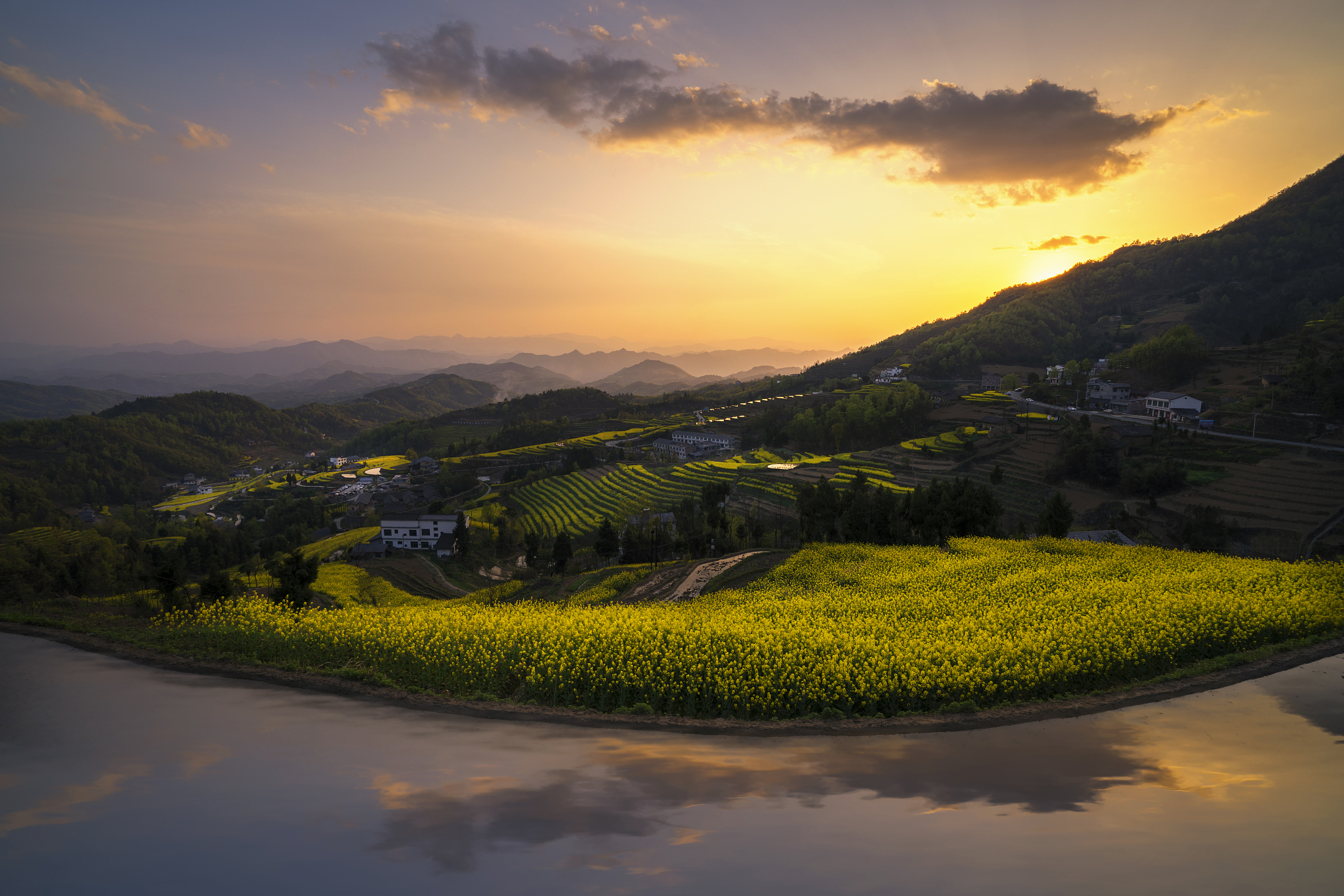 写一首唐宋风格的七言律诗，要求出现凤堰，梯田，云海，表达气节和豁达