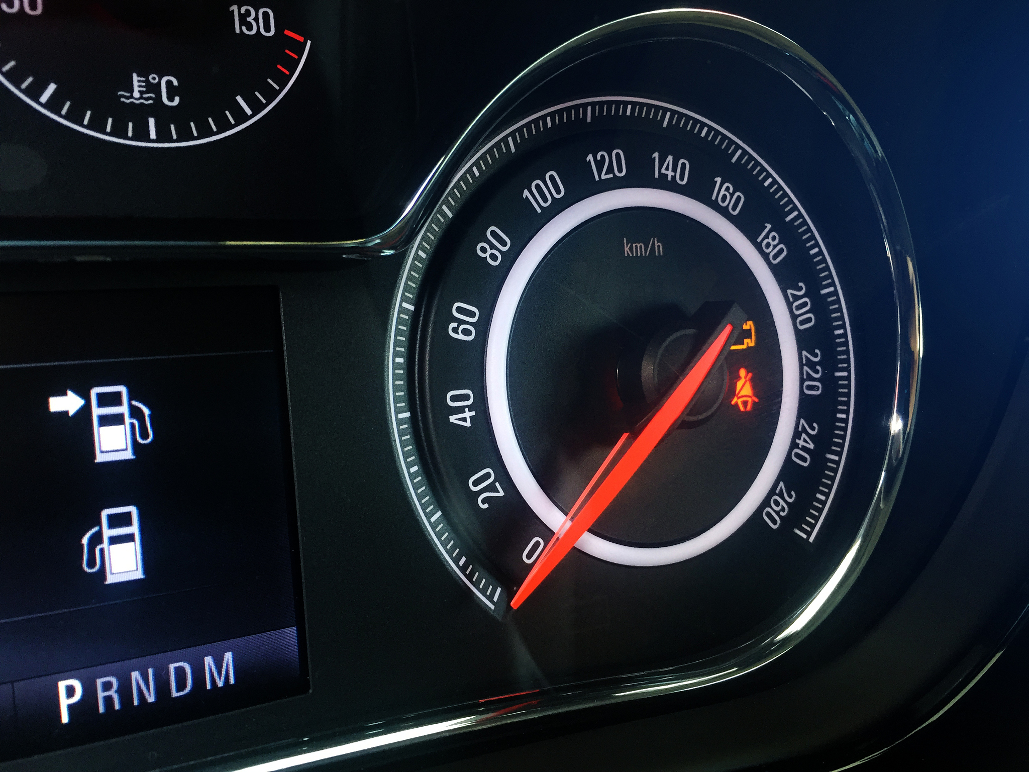 东风风行刚加满一箱油跑了30公里掉了一格油一箱油390公里就开始报警了碳罐检查没问题