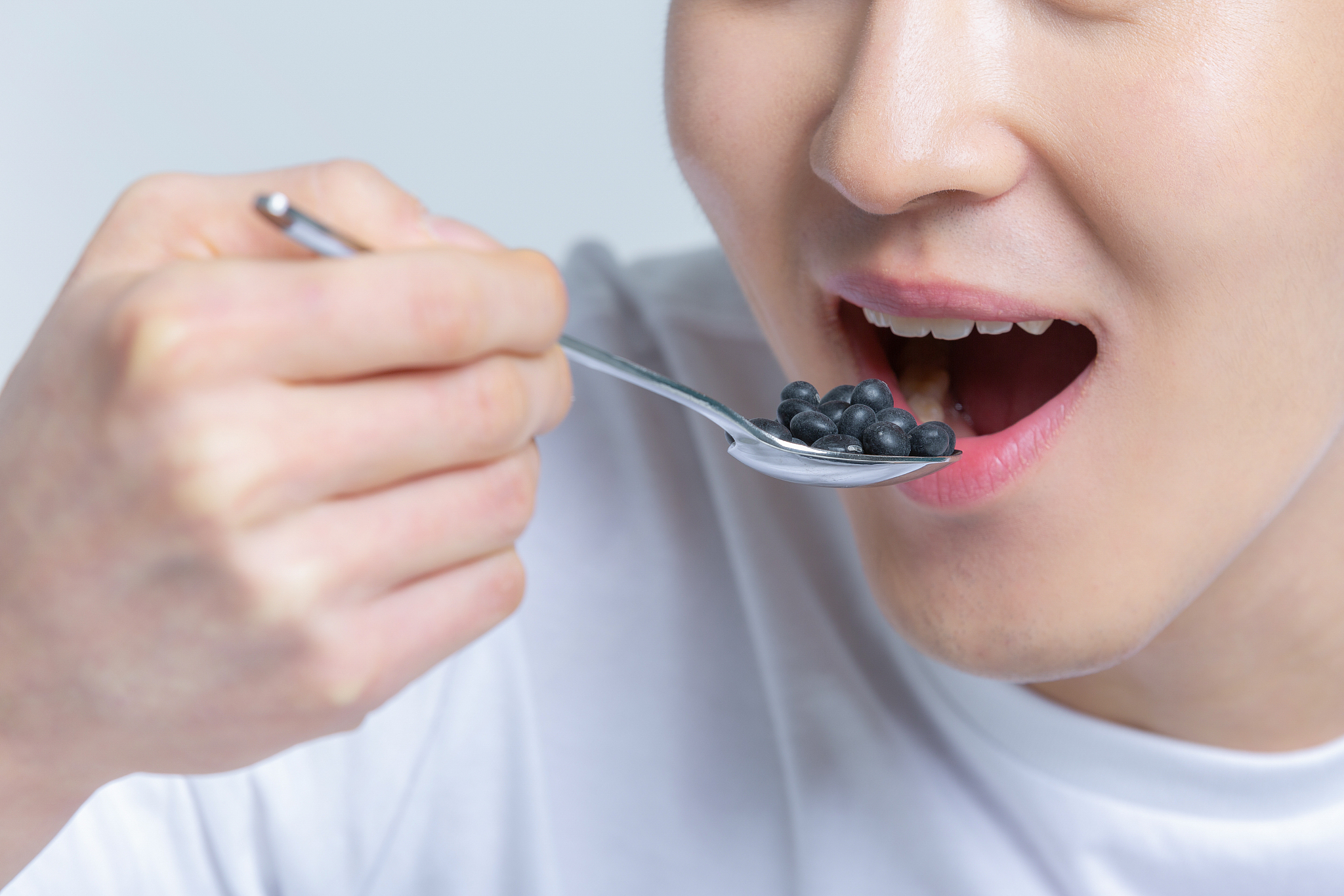 改写：该校大学生的有龋齿的比例较高近90的学生有睡前进食的习惯。另外接受调查的7484的同学都有熬夜的习惯。此外学生刚搬出家门不久缺乏父母的监督以及他们的自律性较差也是造成他们口腔健康意识淡薄和行为不规范的重要因素。