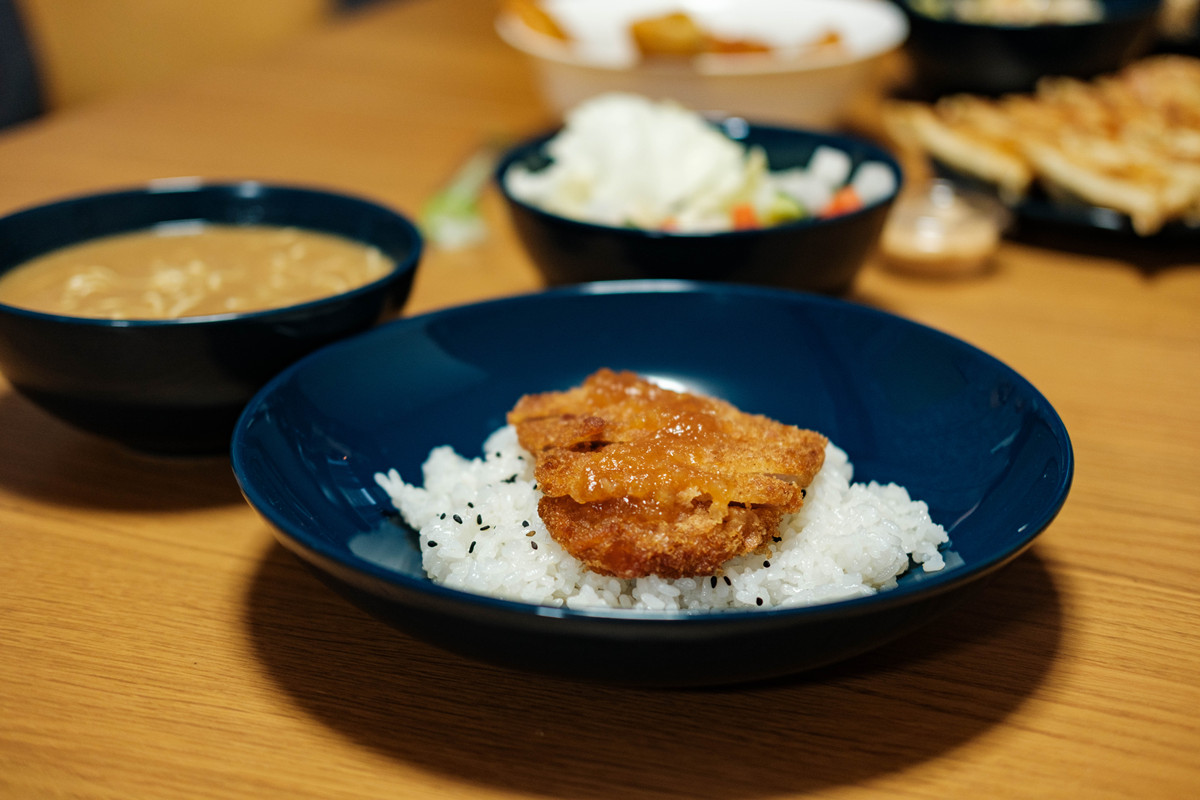 帮我写100字的日料评价菜品如下：芝士豆腐黑醋炸鸡鳗鱼饭猫爪布丁照烧鸡肉沙拉美乃滋大虾
