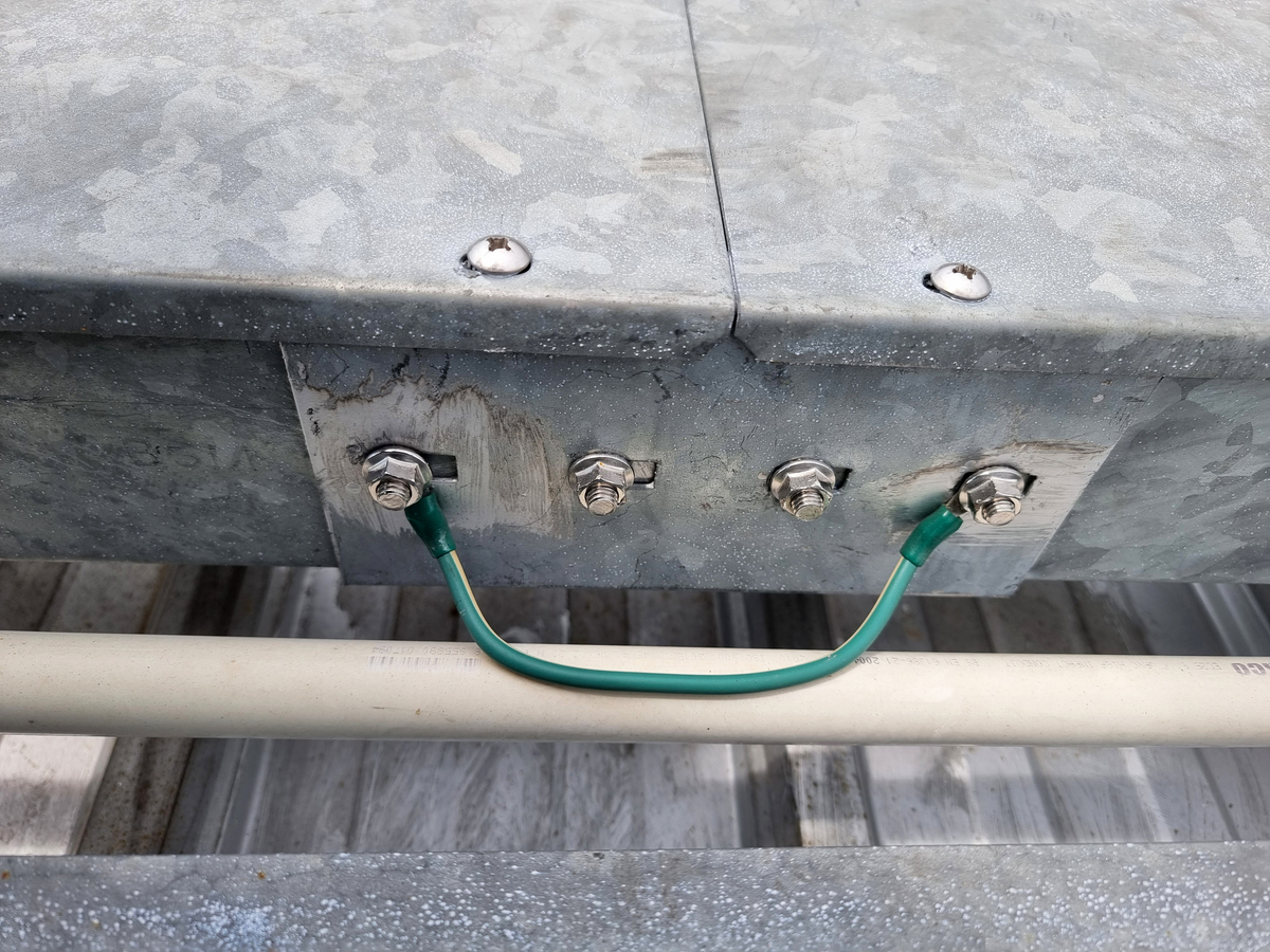 基础接地：建筑物安全保障，防止电击和静电积累