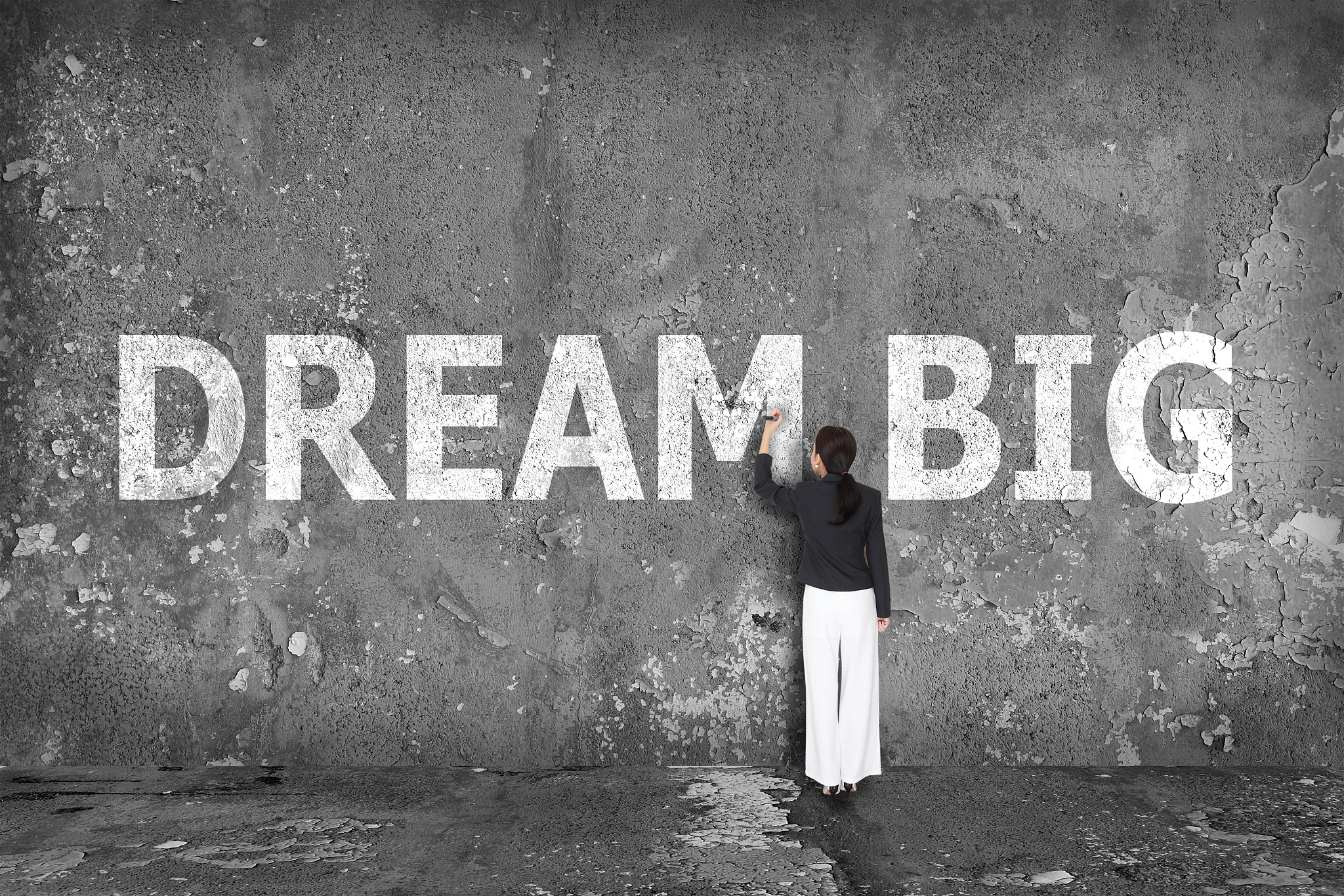 把个别人犯下的罪恶归类为一个种族的特征这一错误认知有哪些逻辑上的错误