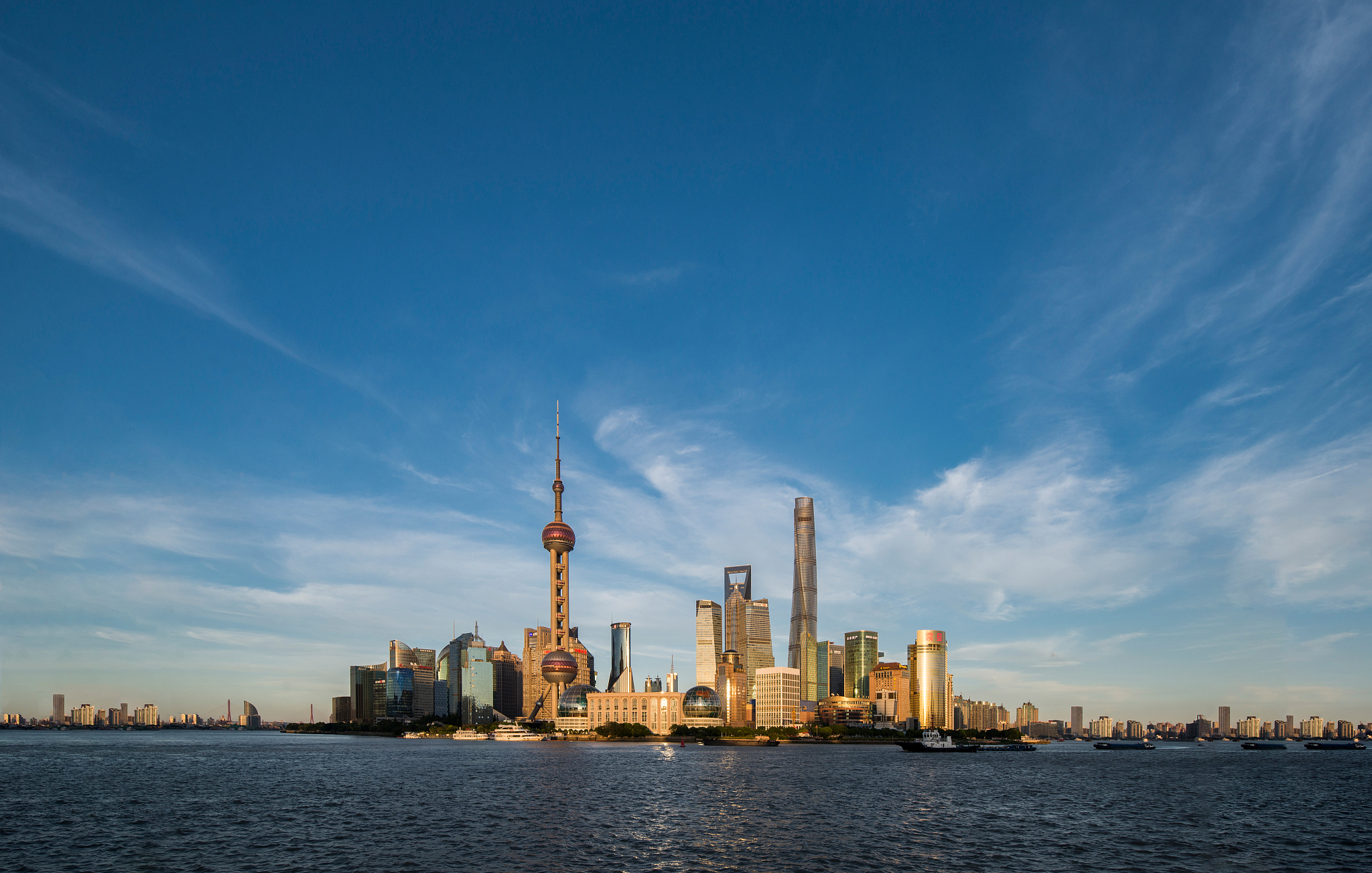 黄昏夜晚上海黄浦江陆家嘴金融区建筑群蓝色天空留白