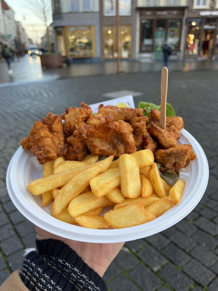 请帮我写1篇不少于800汉字的博客文章语言要幽默风趣。主题是：油炸小吃有哪些品种
