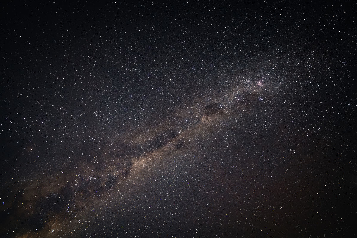 在黑暗的夜晚,星星和银河的天空闪闪发光
