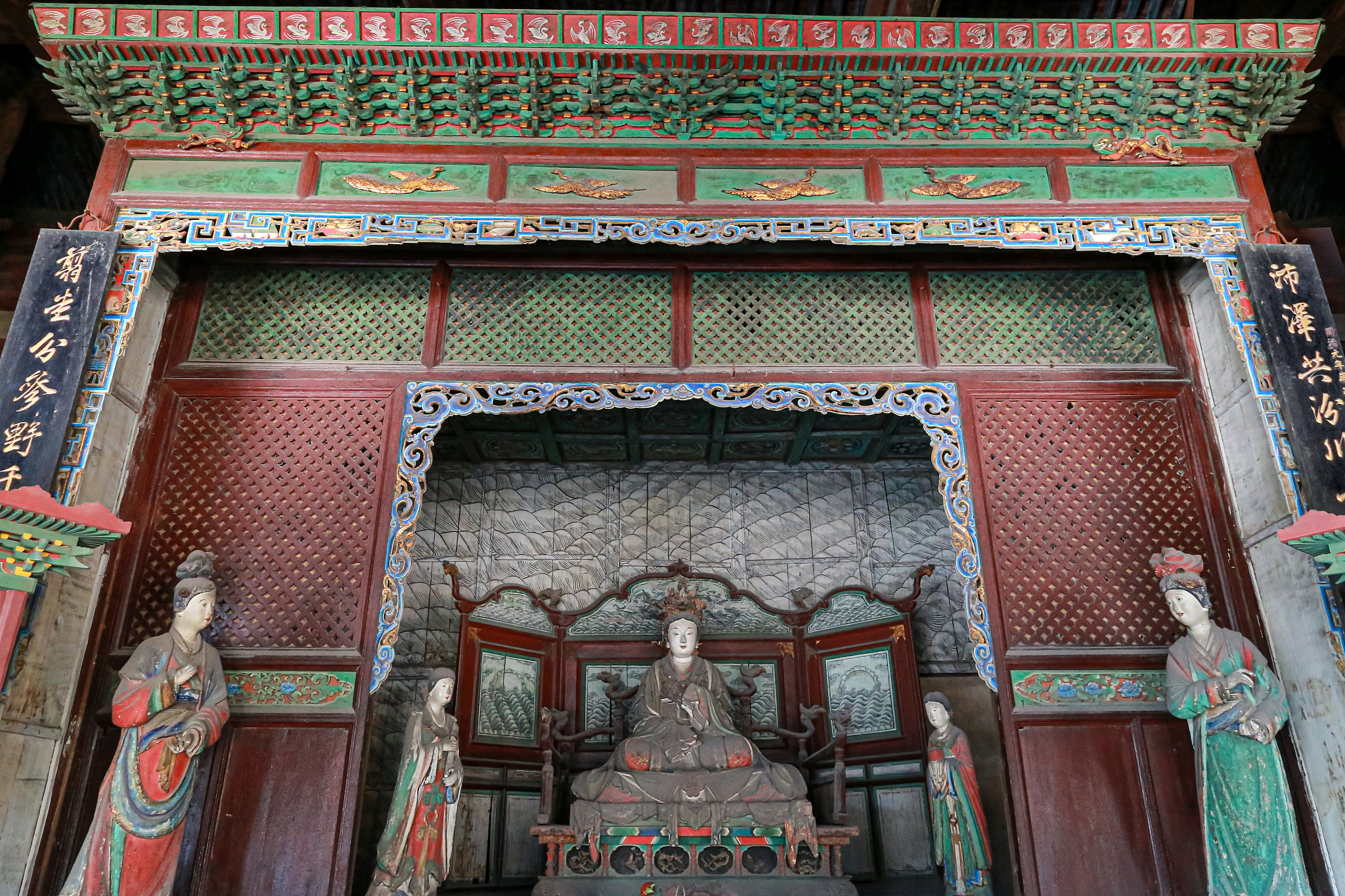 山西太原晋祠圣母殿,主像圣母端坐木制神龛内