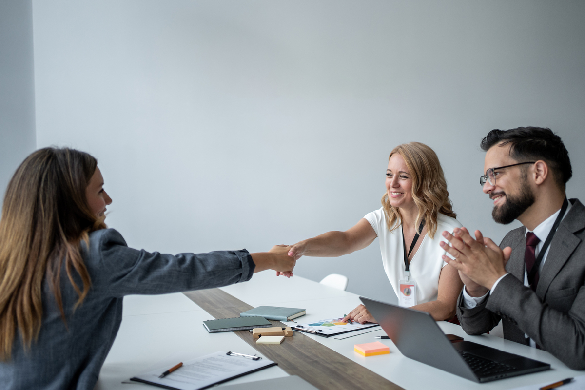 职场新人如何应对老同志的质疑和不信任？