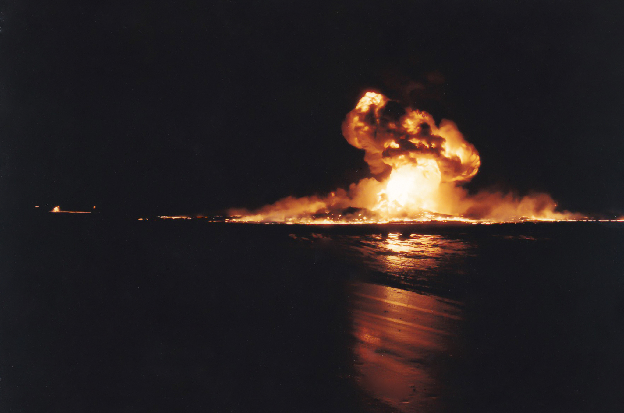 翻译以下句子：focusing on the future instead of the present can scrutinize any activity。if oil were found in great qalitiesfor examplewould there be a chaotic land rushhe declared war on the government and u