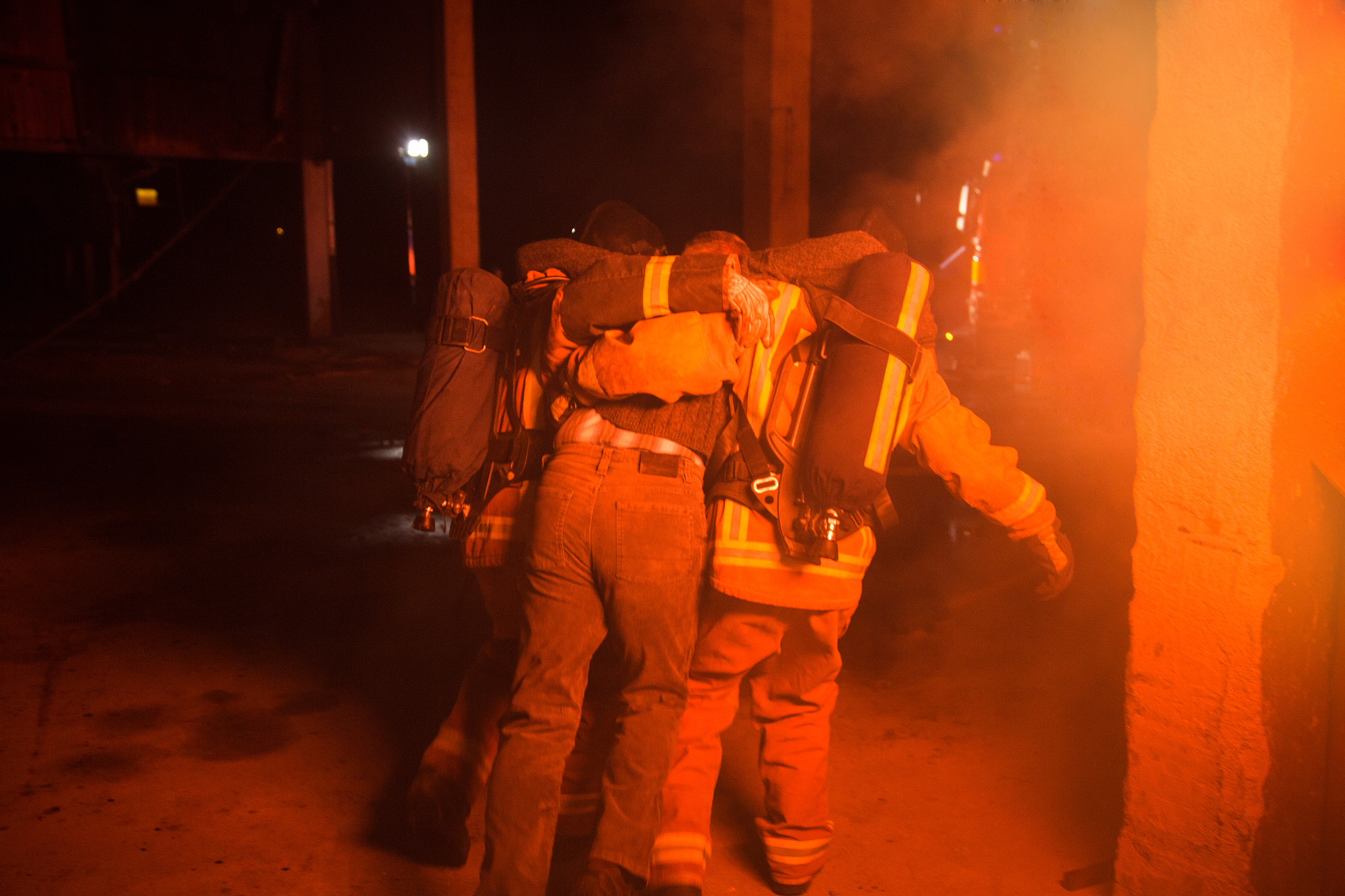 无论是大海还是灾区消防员们被人们称为世界上最美的逆行者．因为在爆炸、火灾的现场、所有人都向外逃生的时候唯有消防员们逆人流而行哪里火光最亮、灾情最严重哪里就会有他们的身影．最美的逆行哥们 A 彰显了无私奉献的高尚品格B 体现了生命至美、人间大爱C 诠释了忠于职守的职业本分D 展示了当代军人大无畏精神逐个分析选项并判断是否正确