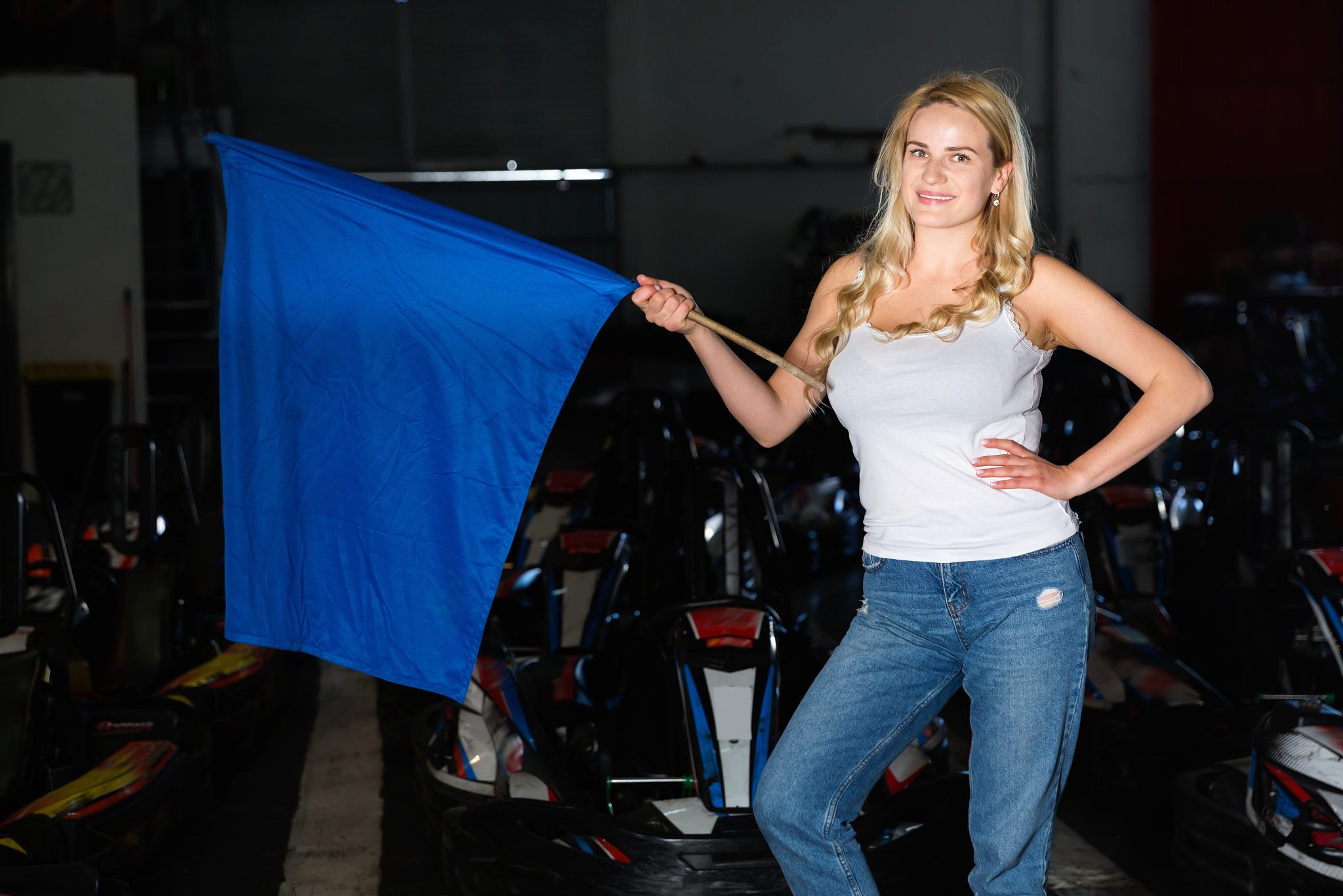 鹤湖九一班运动会加油稿 - 蓝色跑道上的青春飞扬