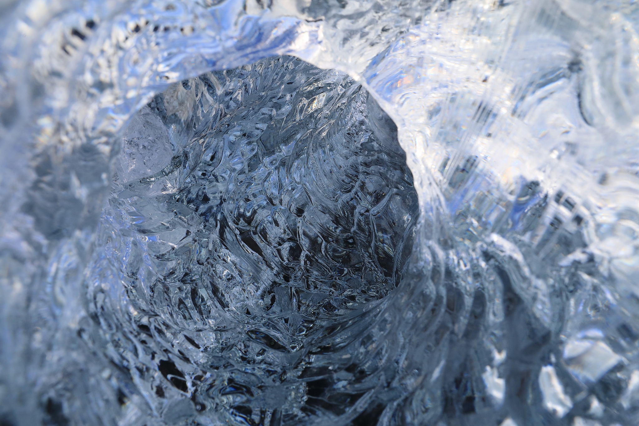 以 硅铁的密度：揭示微观世界的奇妙之轻为标题撰写一篇自媒体文案要专业一点