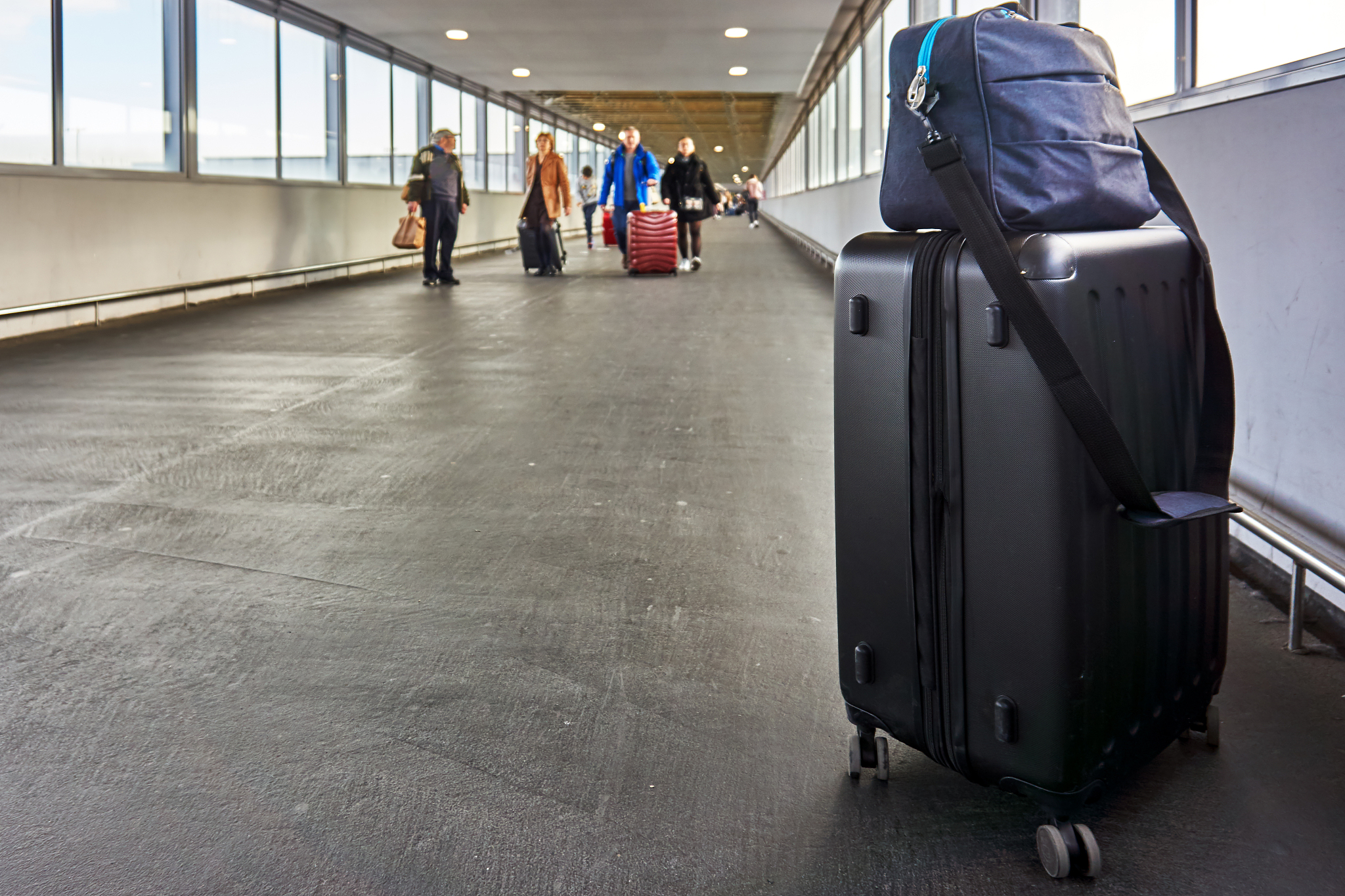 《基于蓝牙40嵌入式自动跟随行李箱》五千字摘要