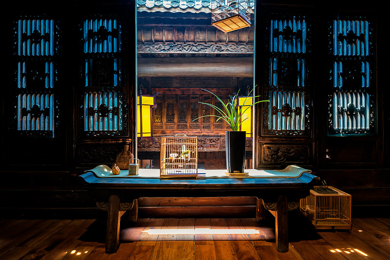 古木檀香小筑经文诵得缓锦服华裳一炬粗袖如心宽。请对诗