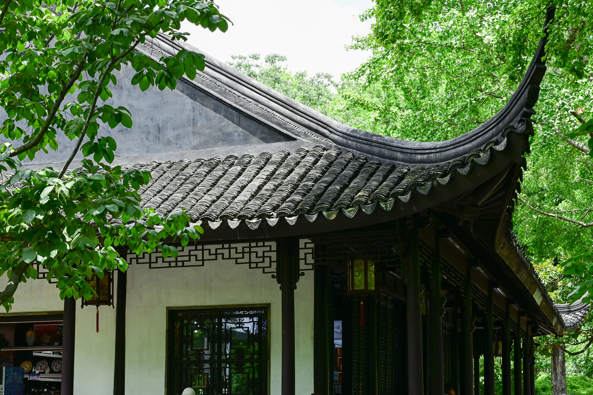 请帮我创建一个以《中国园林建筑》为主题的 PPT 文档遵循以下要求：1、有封面页和结尾页并包含主、副标题2、有内容提要页3、总页数：20页以上4、请用 markdown 源代码块输出