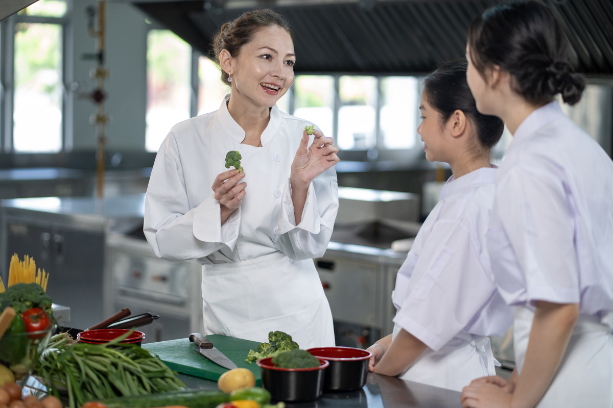 初中毕业学烹饪专业有前途吗？- 厨师行业发展前景分析