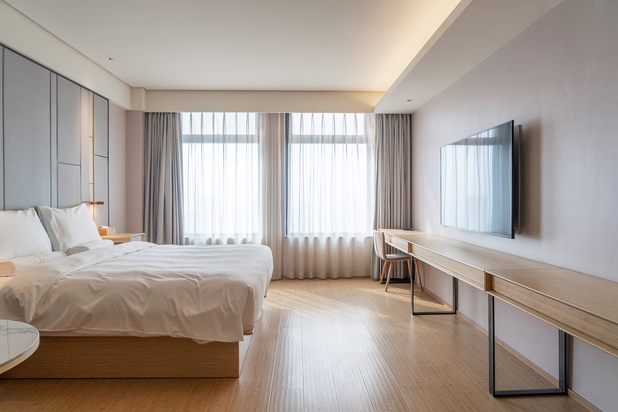 如何使用 Unsplash API 获取主题酒店客房图片（含铁路元素）