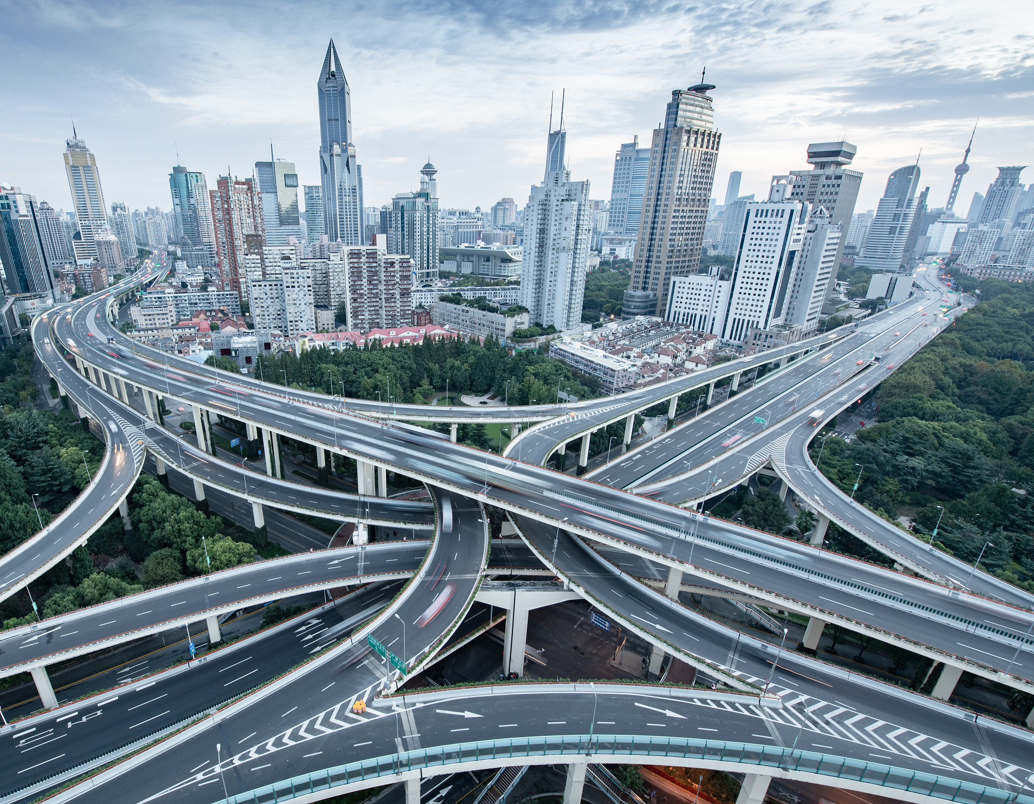 选题二：走好中国式现代化之路在100多年的非凡奋斗历程中中国共产党把实现现代化作为念兹在兹的历史宏愿、始终不渝的奋斗目标、接续奋斗的强大动力团结带领中国人民百折不挠克时艰奋发图强创辉煌从一穷二白到全面小康、从四个现代化到两个一百年创造了人类现代史上的奇迹从根本上扭转了中华民族的历史命运。实践证明中国式现代化这条道路不仅走得对、走得通而且也一定能够走得稳、走得好。请联系实际谈谈对中国式现代化本质要求