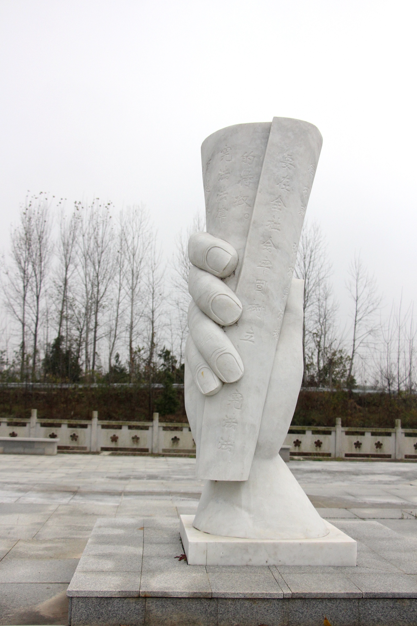 详细分析当代西安兴庆宫是如何融入园林中的现代雕塑艺术小品并举例 不得低于10000字