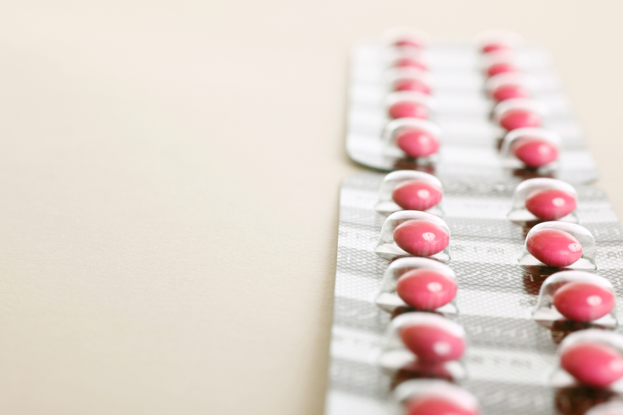 2 实习内容	3
2.1药品销售	3
2.2药品分类与管理实习	3
2.3处方审查实习	4
3 实习结果	5
3.1专业知识方面	5
3.2工作技能与方法方面	6
你的角色是西药房药品销售与管理岗位的实习生，结合上述实习报告的提纲按照目的、方法、结果、结论的格式写一篇实习报告的摘要，不能直接抄袭他人观点和概念。