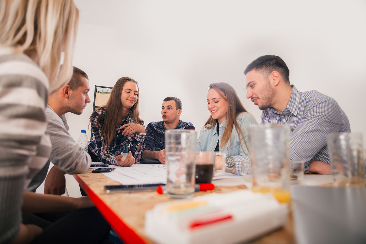 生命文化教育行业目前的技术方案的缺点和不足