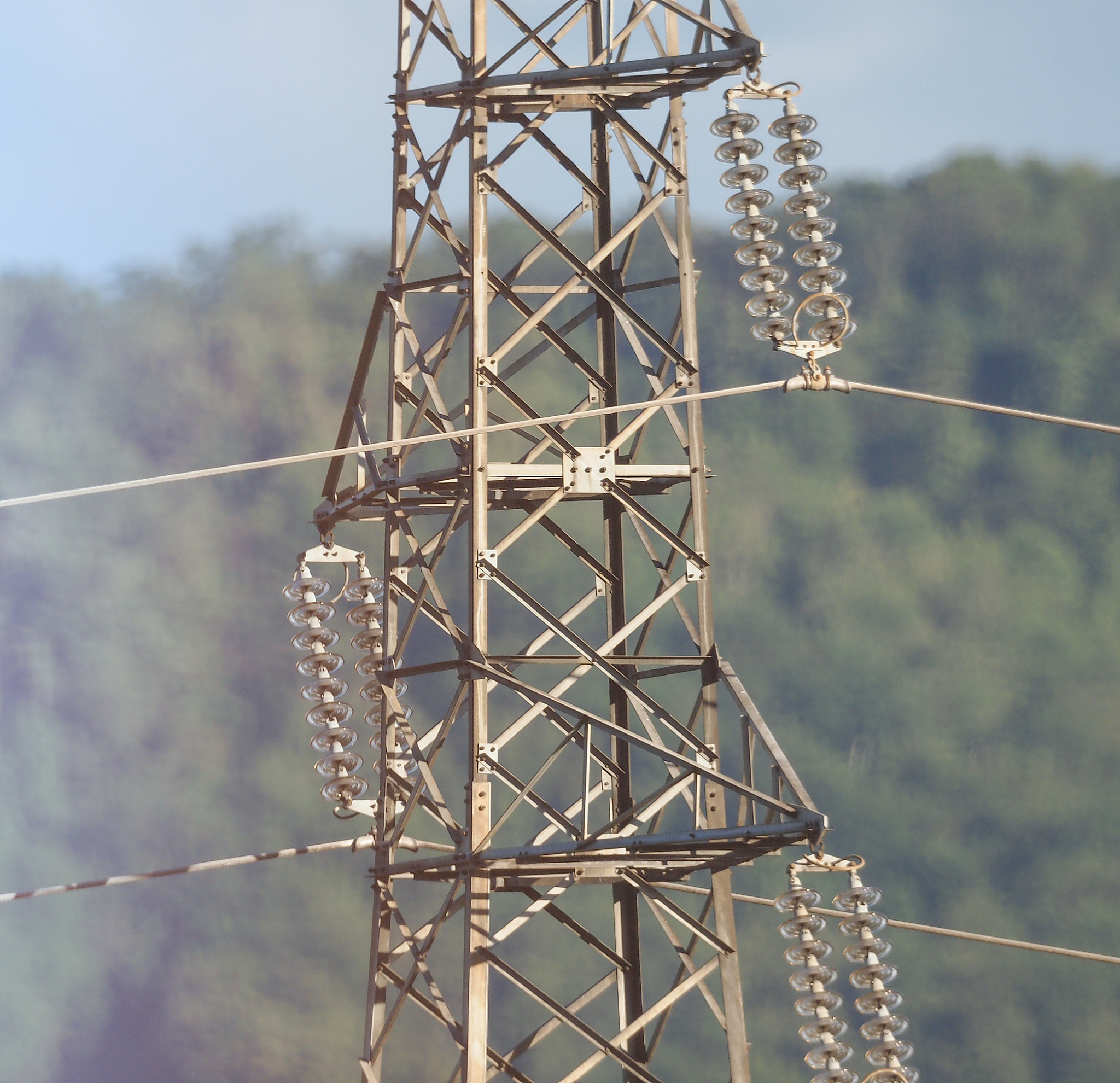 10千伏高压线离地面最近的工作状态：安全距离和特殊情况