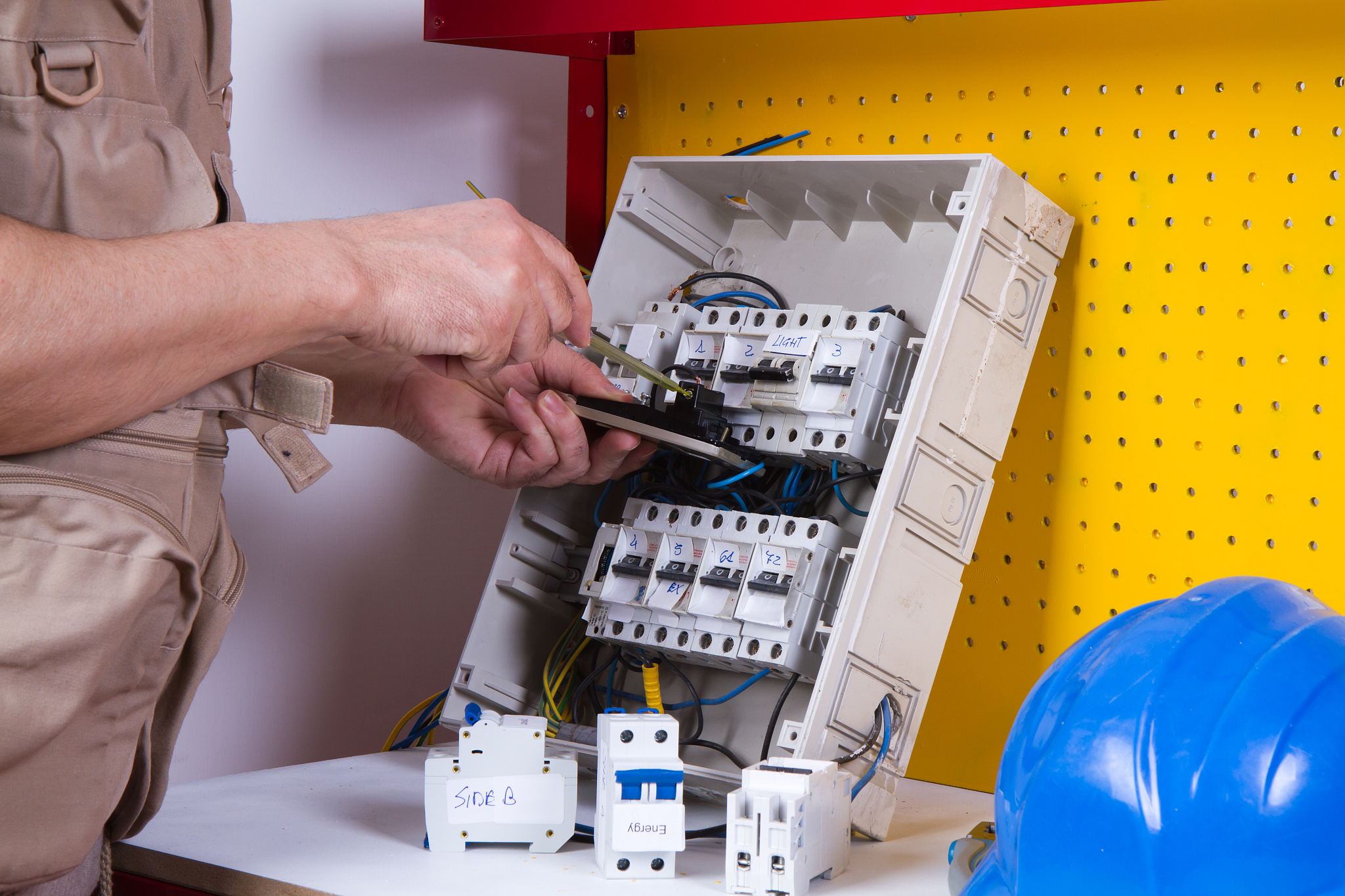 林老师杨经理目前除了无法停电的楼层其他楼层电表基本都已经更换完成。明天我们计划在各楼层强电井内进行穿线作业不停电不影响楼道穿行。本周六日进行采集器箱体及网络箱体安装作业工作。妥否？请批示。如何回复？