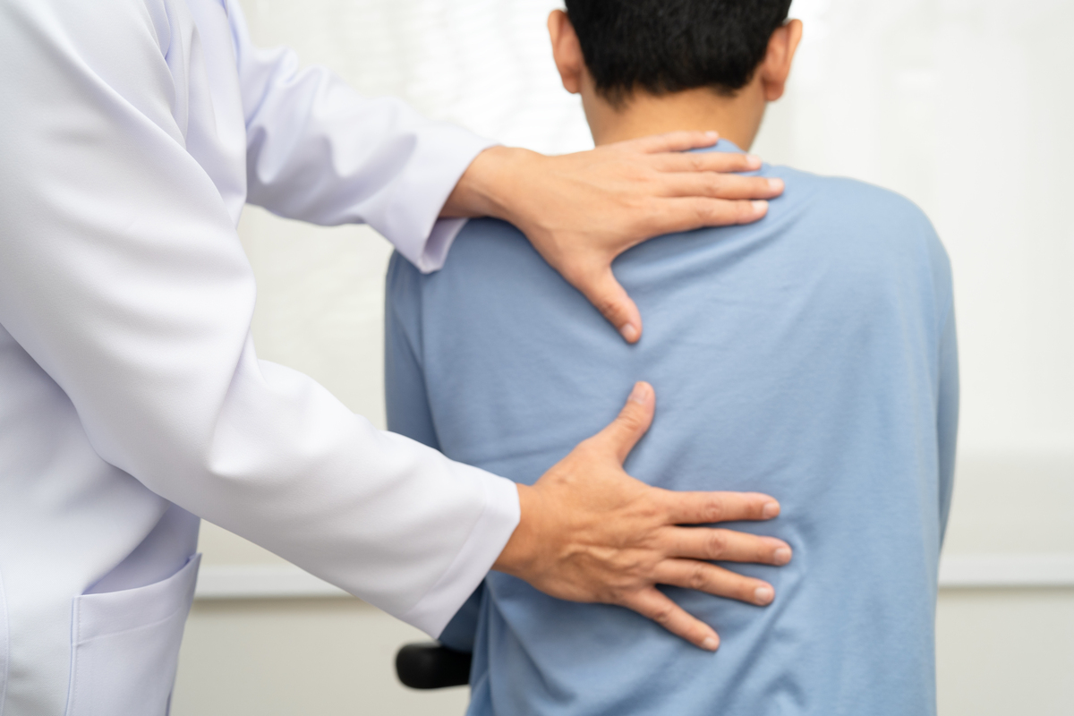 亚洲物理治疗师医生在医院为年轻男性进行<strong>疼痛</strong>治疗