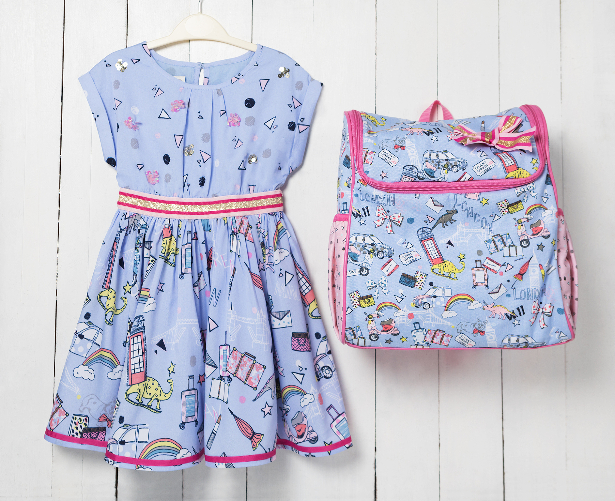 喜欢夏天的明媚美好清爽晴朗的天气可以穿上各种时尚又百搭的新品BEBE DE PINO贝贝品诺为孩子们带来了一系列休闲简约服饰为活力日常注入更多趣味和自由