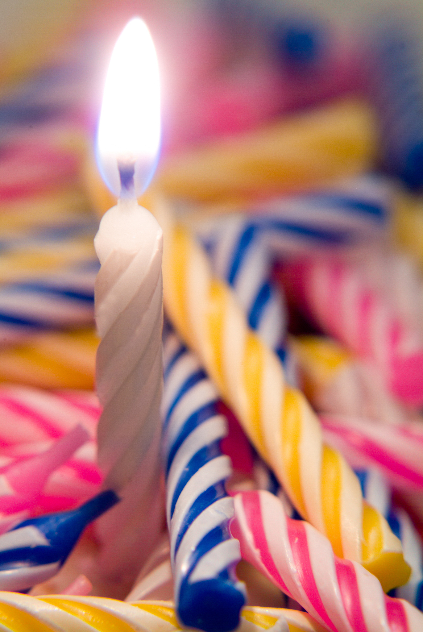 儿子四周岁生日去年和今天相同的蛋糕根据此编写一个富有诗意的20字以内的微信朋友圈文案