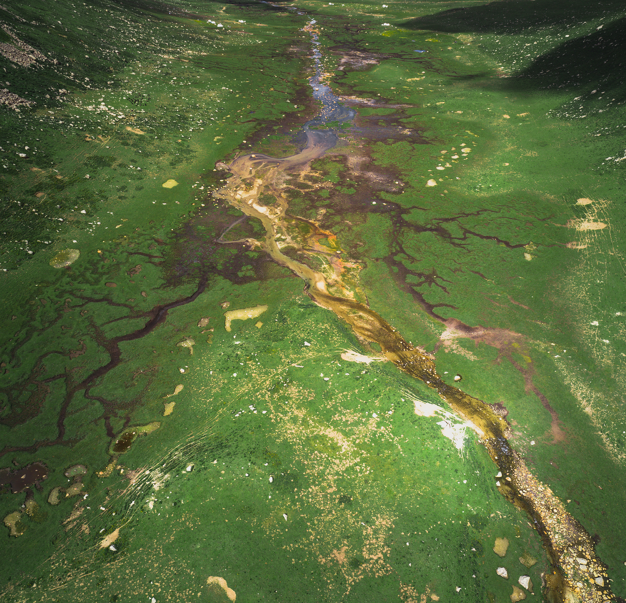 本文基于Landsat8卫星影像数据利用slope函数分析2022年7月至10月的植被覆盖度变化以及土地利用变化：利用遥感影像观测鄱阳湖区域水体面积的变化情况：利用植被指数NDVI与地表温度LST构建特征空间并构建TVDI模型分析2022年7月至10月的干旱时空分布特征以及变化趋势结论如下：1	从2022年7月到10月鄱阳湖区域的植被覆盖度除了原鄱阳湖水体区域呈现增加的趋势其他区域的植被覆盖度都有