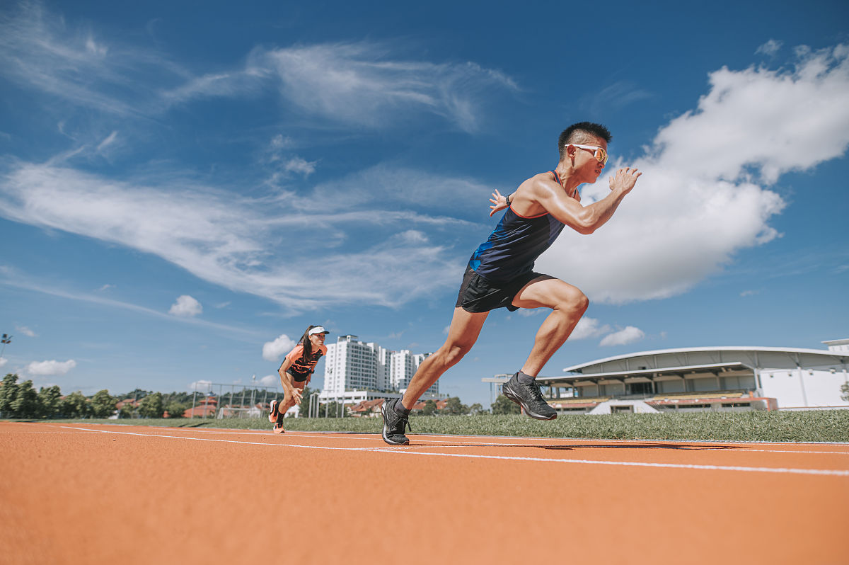 轻的你现在是一个初中生上周才参加了4×400米接力跑但是输了。请用小学生的文笔来写个《运动因而精彩》的作文不少于600字我觉得运动因为很多原因而精彩。比如说运动可以让我们变得更加健康让我们的身体更强壮。而且运动还能让我们变得更加自信让我们敢于挑战自己。上周我们班参加了4×400米接力跑比赛。我和我的同学们一起练习了很久希望能在比赛中取得好成绩。但是我们最终输了。虽然我们很失望但是我们也从中学到了很