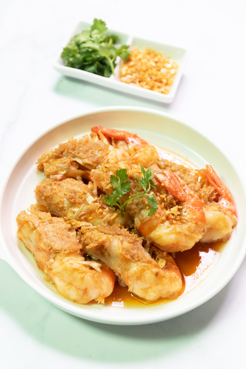 请根据以下模板写一份相似的文案使其更有画面感更加诱惑力文字数量大致相同：我跟你说哦以后大虾买回来您就学我这样做鲜香酥脆孩子们超爱吃18一斤大头虾剪掉胡须然后表面撒点生粉六成油温下锅炸炸至金黄酥脆后捞出备用锅留底油加入两勺海鸭蛋黄酱用它来拌饭拌面都很好吃的小火炒至冒泡后倒入大虾翻拌均匀撒点白芝麻和葱花即可咸蛋黄的香味裹着大虾咸香酥脆好吃到舔手指